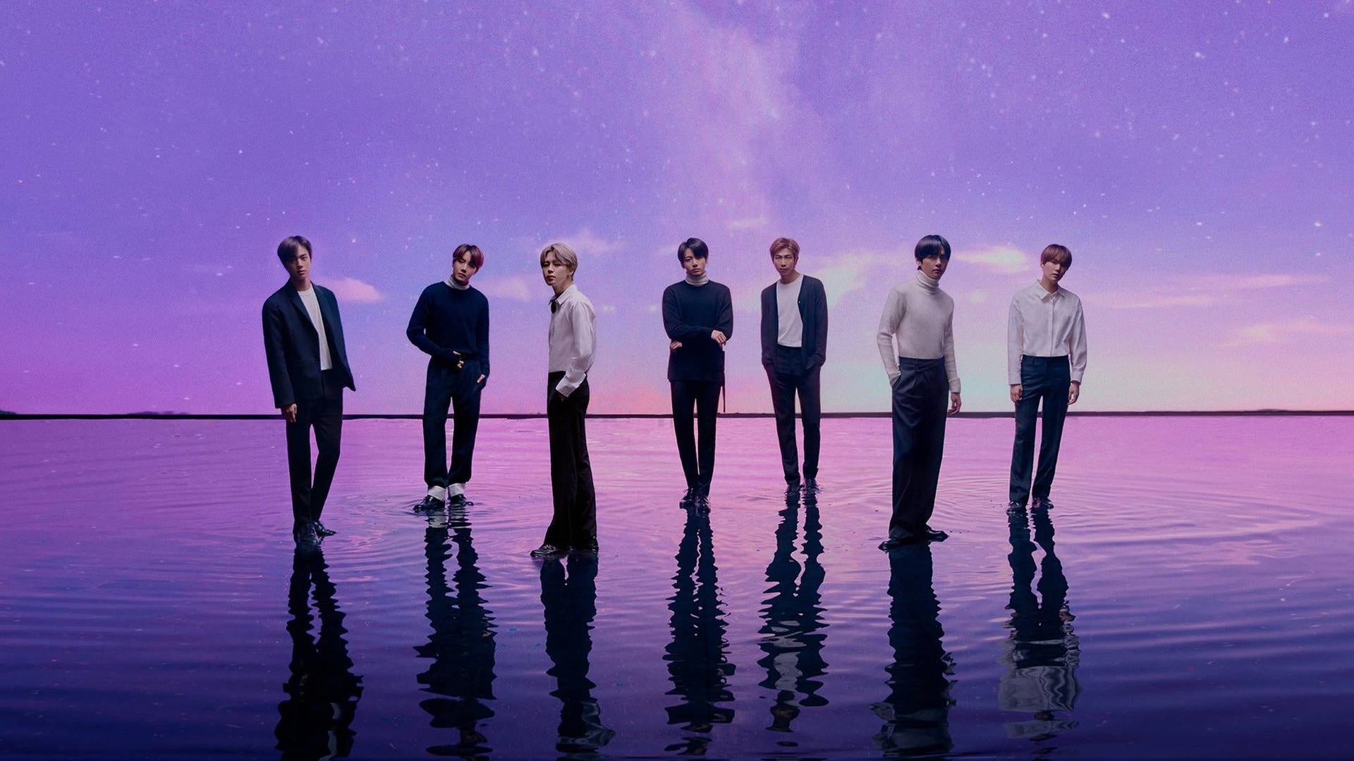 BTS 紫色倒影美學 壁紙 — 七位穿著時尚的男士站在平靜的水中，頭上是帶有柔和雲朵的星空紫色天空。