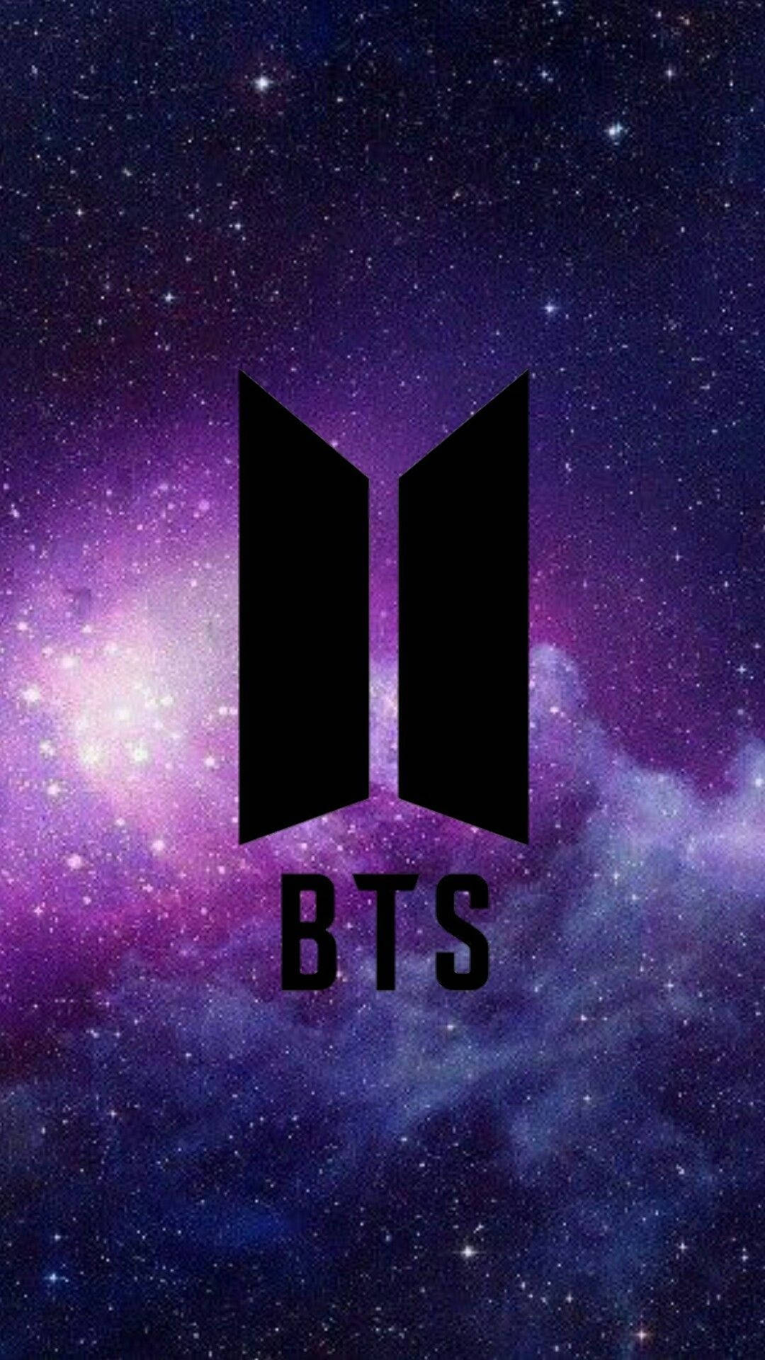 BTS 紫色宇宙美學 壁紙 — 黑色BTS標誌和文字居中於充滿活力的紫色和藍色星空銀河背景上。