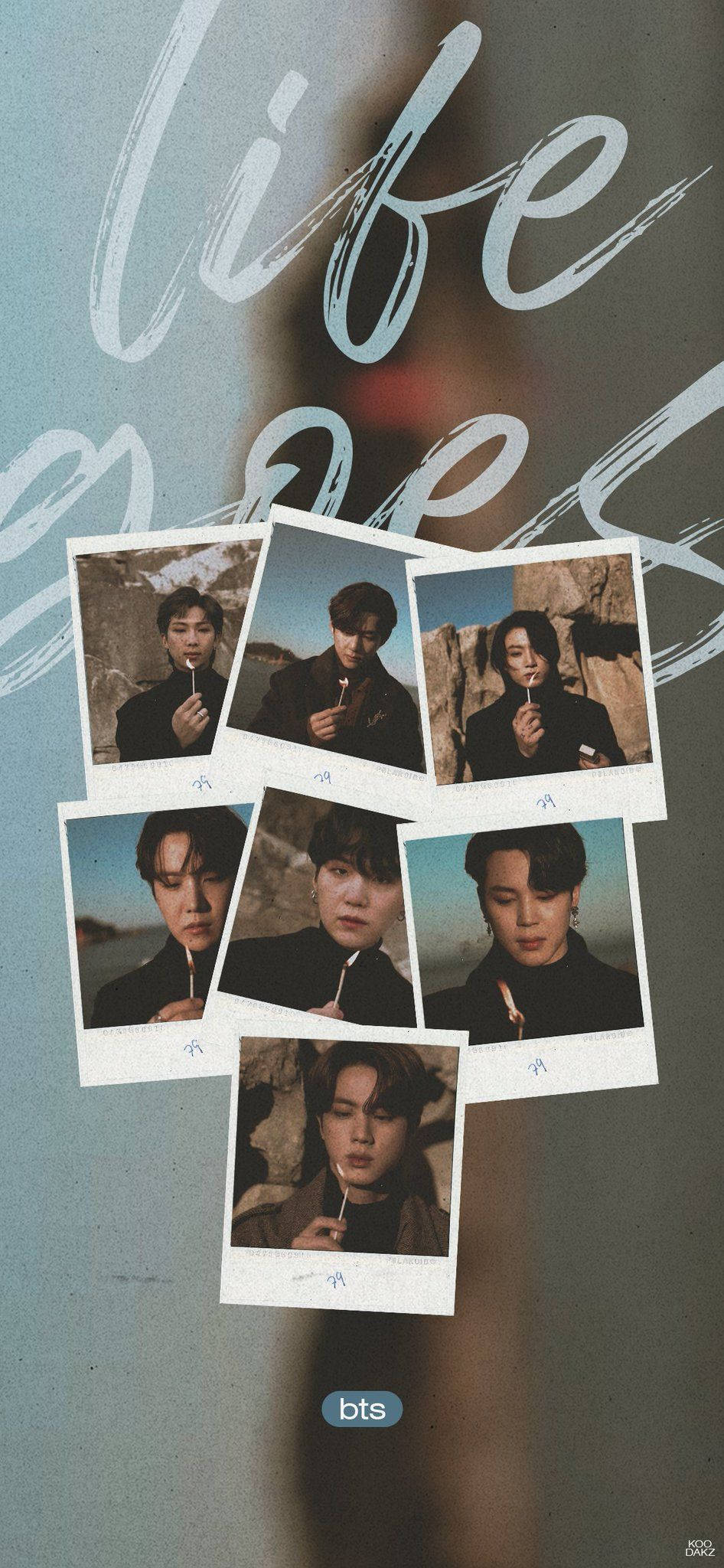 BTS 美學《Life Goes On》壁紙 壁紙 — 六張BTS成員拿著棒棒糖的寶麗來風格照片，排列在帶有紋理的灰色牆上，並帶有「life goes」文字。