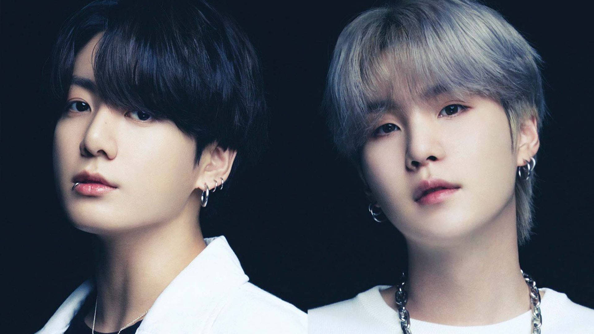 BTS 金俊奎 與柾國 壁紙 — 兩位髮色對比的年輕男性在深色背景前直視前方，身穿白色上衣和銀色飾品。