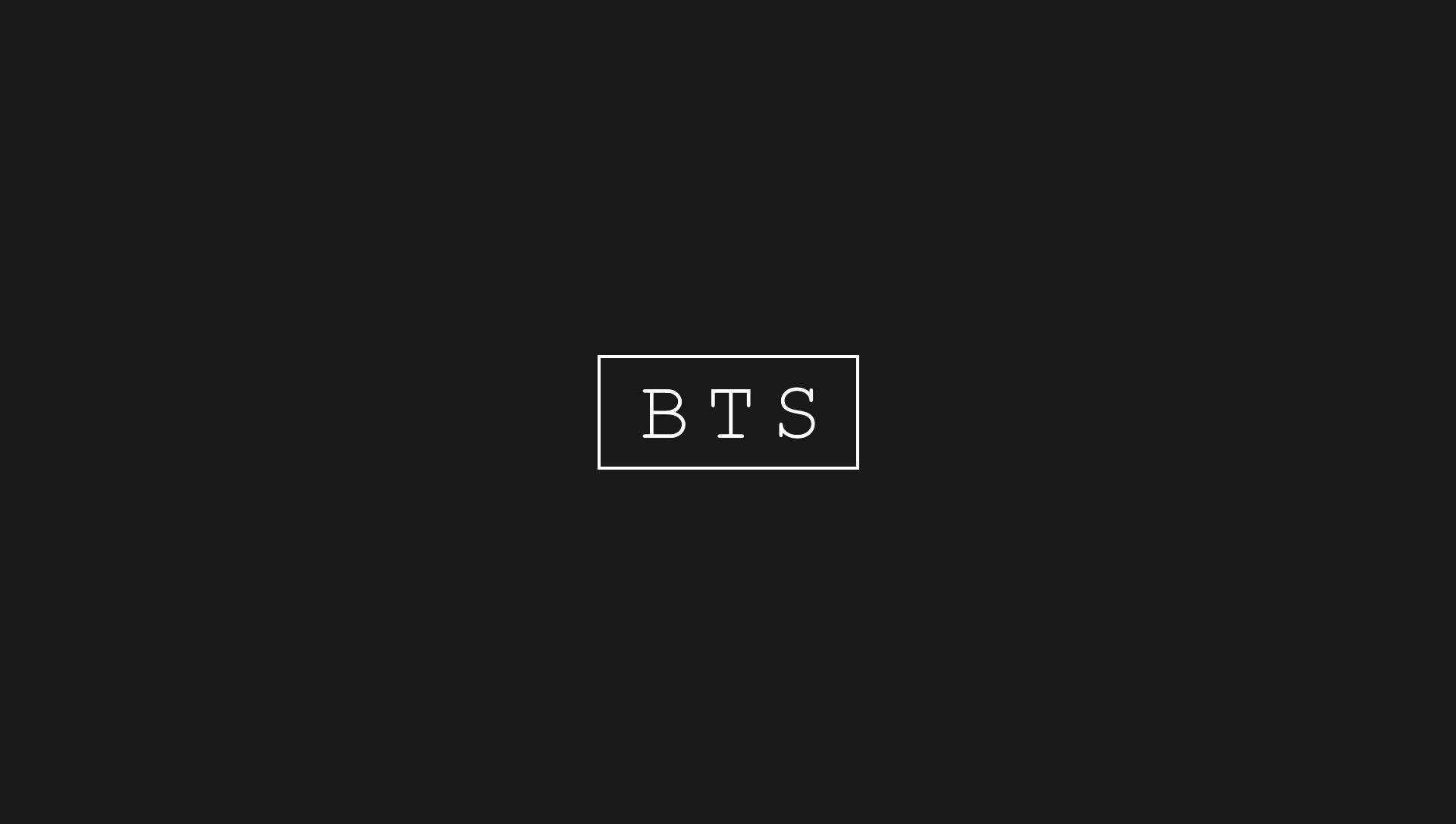 純黑色背景上的白色邊框BTS文字