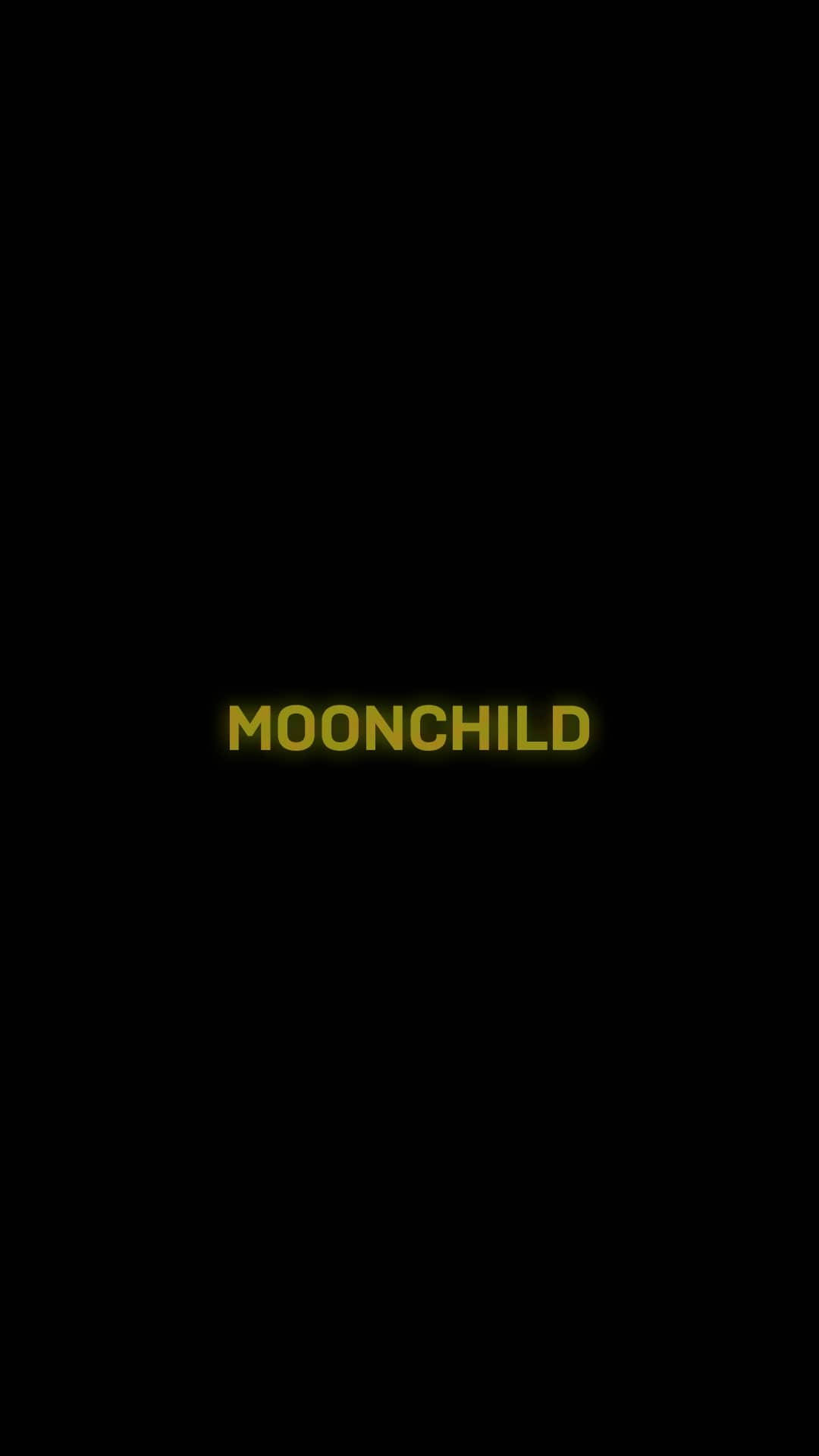 黑色背景上顯示 moonchild 的粗體黃色發光文字