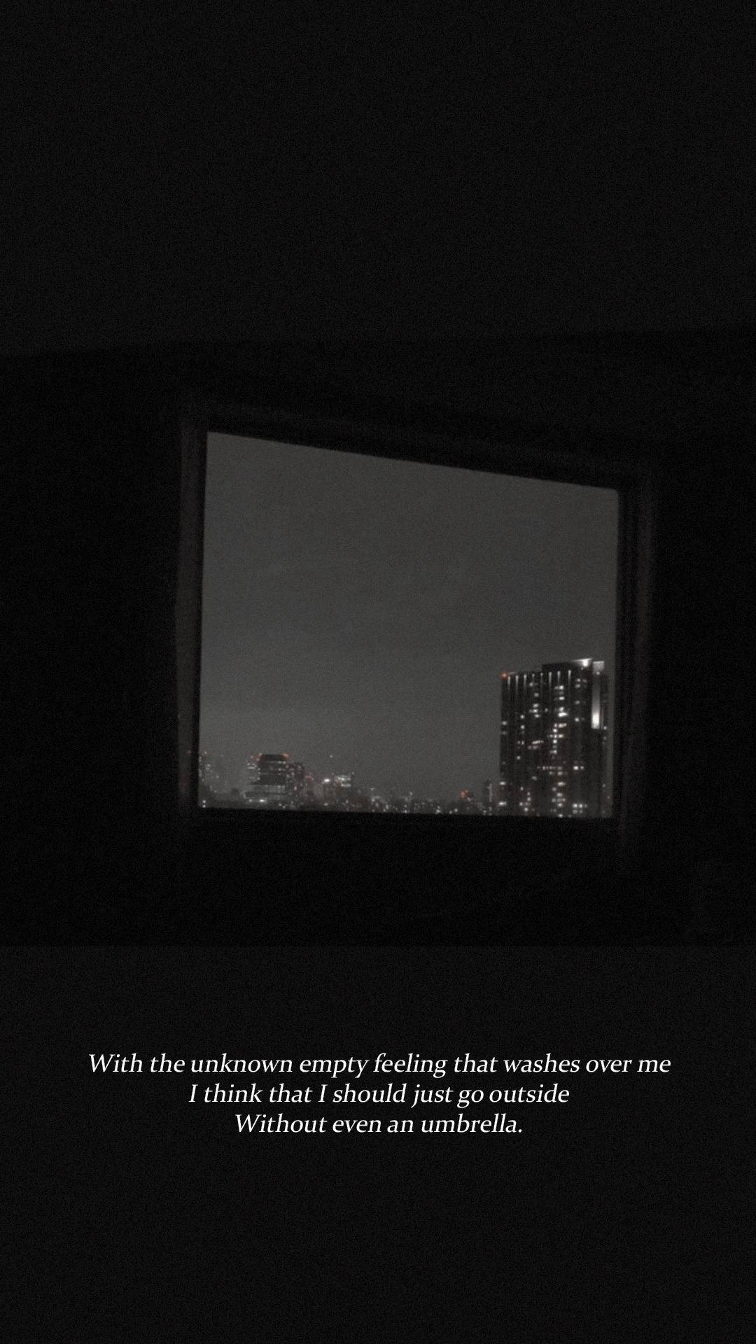 一個黑暗的房間，窗戶顯示夜晚燈火通明的城市天際線，並帶有疊加的文字。