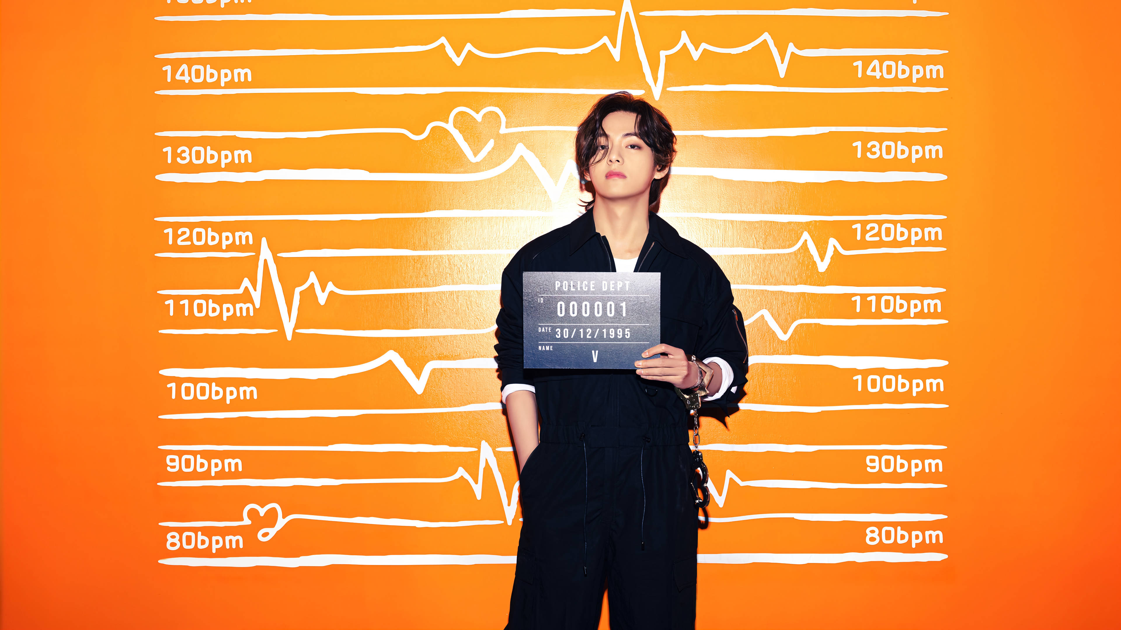 BTS泰亨《Butter》罪犯造型 壁紙 — 一名身穿黑色連身工作服的男人，在充滿活力的橙色牆壁前舉著警察預約標牌，牆上有白色心跳線藝術和bpm標籤。