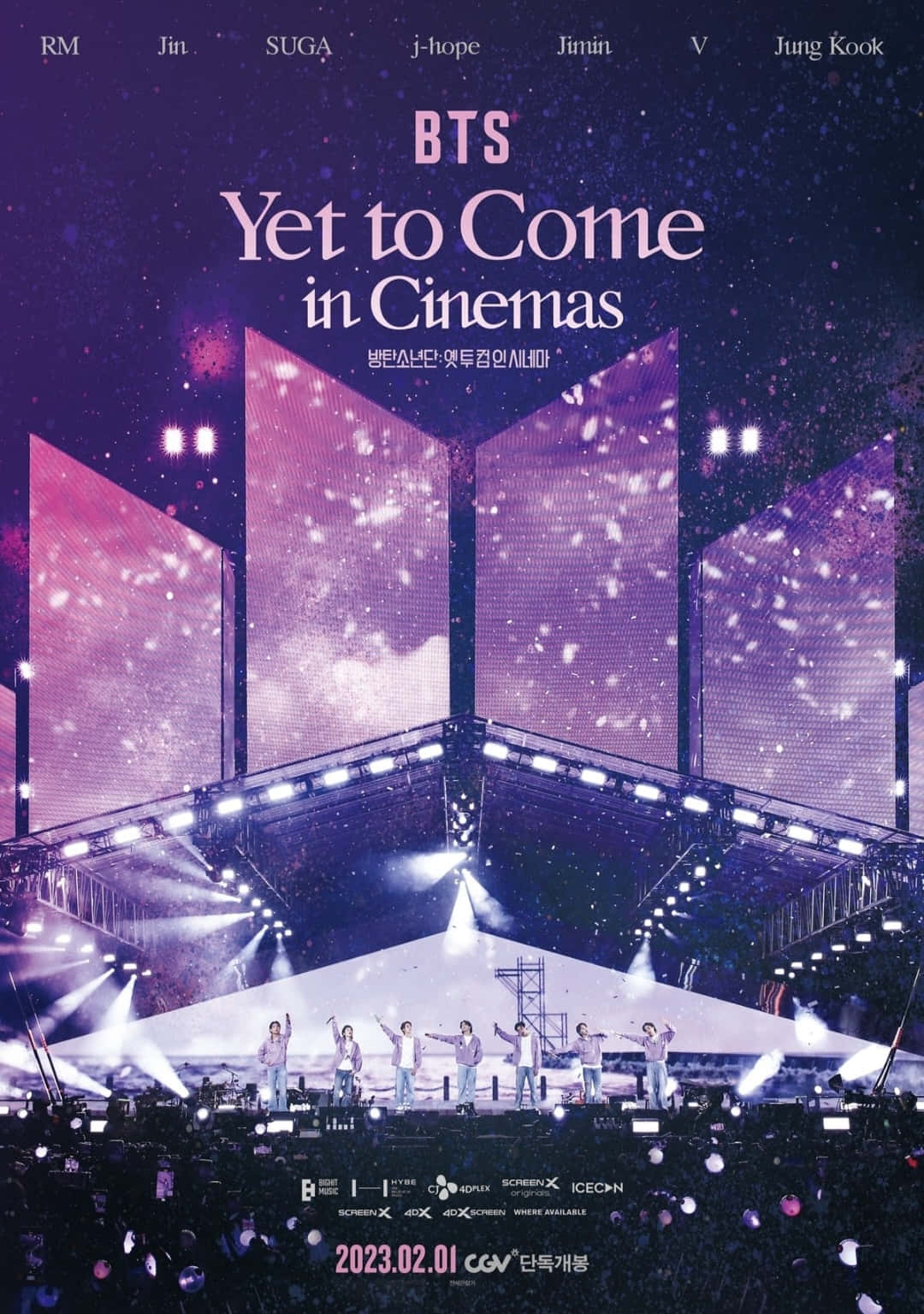 BTS《Yet To Come》宣傳照 壁紙 — BTS 在閃爍燈光下於耀眼的紫色舞台上表演，前景有粉絲。