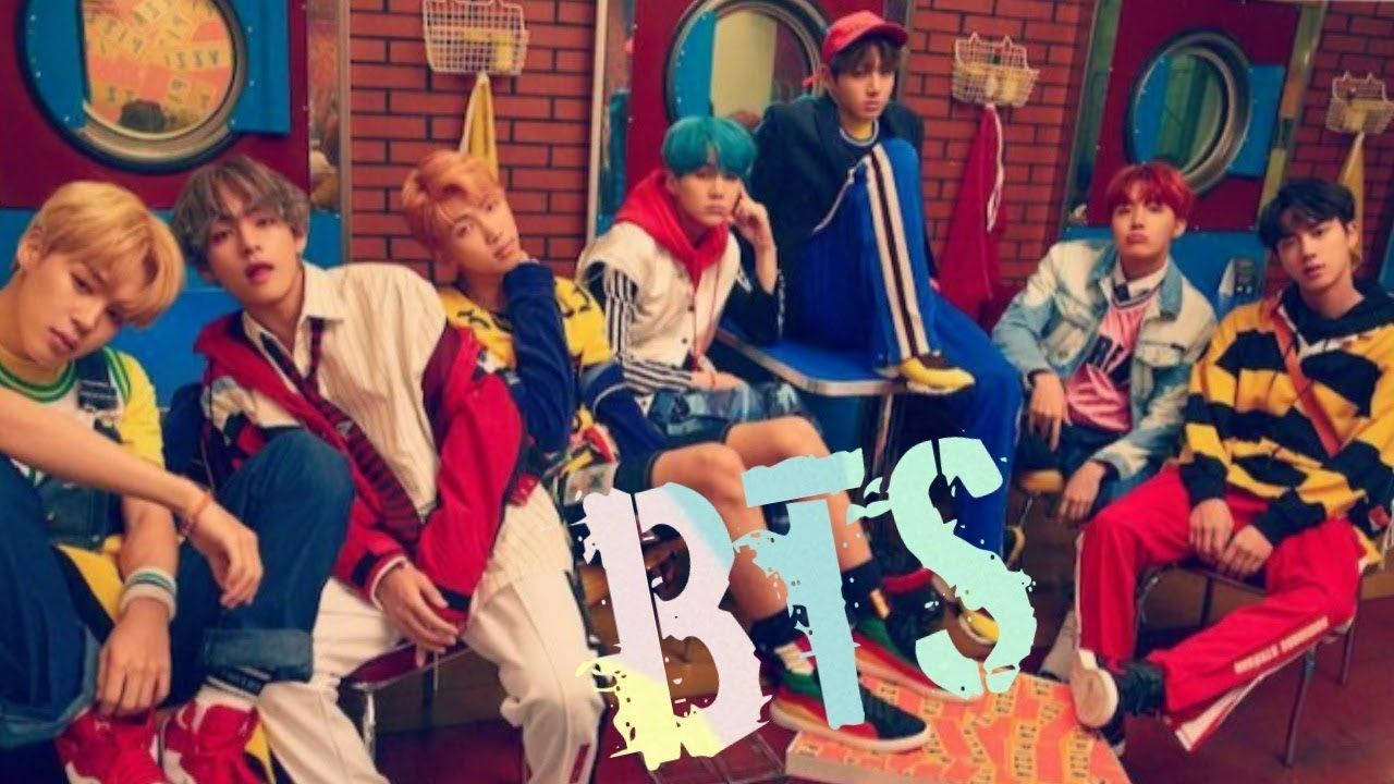BTS慶祝#BTSArmyDay 壁紙 — 七位年輕男子，擁有色彩繽紛的頭髮和大膽的服裝，在一個充滿活力的復古主題房間裡隨意擺姿勢，房間有磚牆和舷窗。