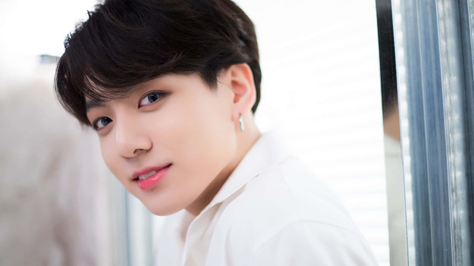 BTS成員Jungkook準備掀起K-pop風暴 壁紙 — 一位黑髮、身穿白襯衫的年輕男子在帶有百葉窗的窗戶旁溫柔地凝視著相機。