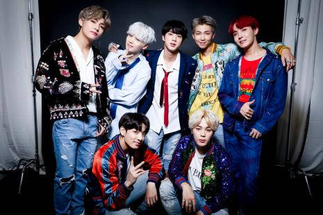 七位K-pop偶像穿著時尚服裝為拍攝擺姿勢。