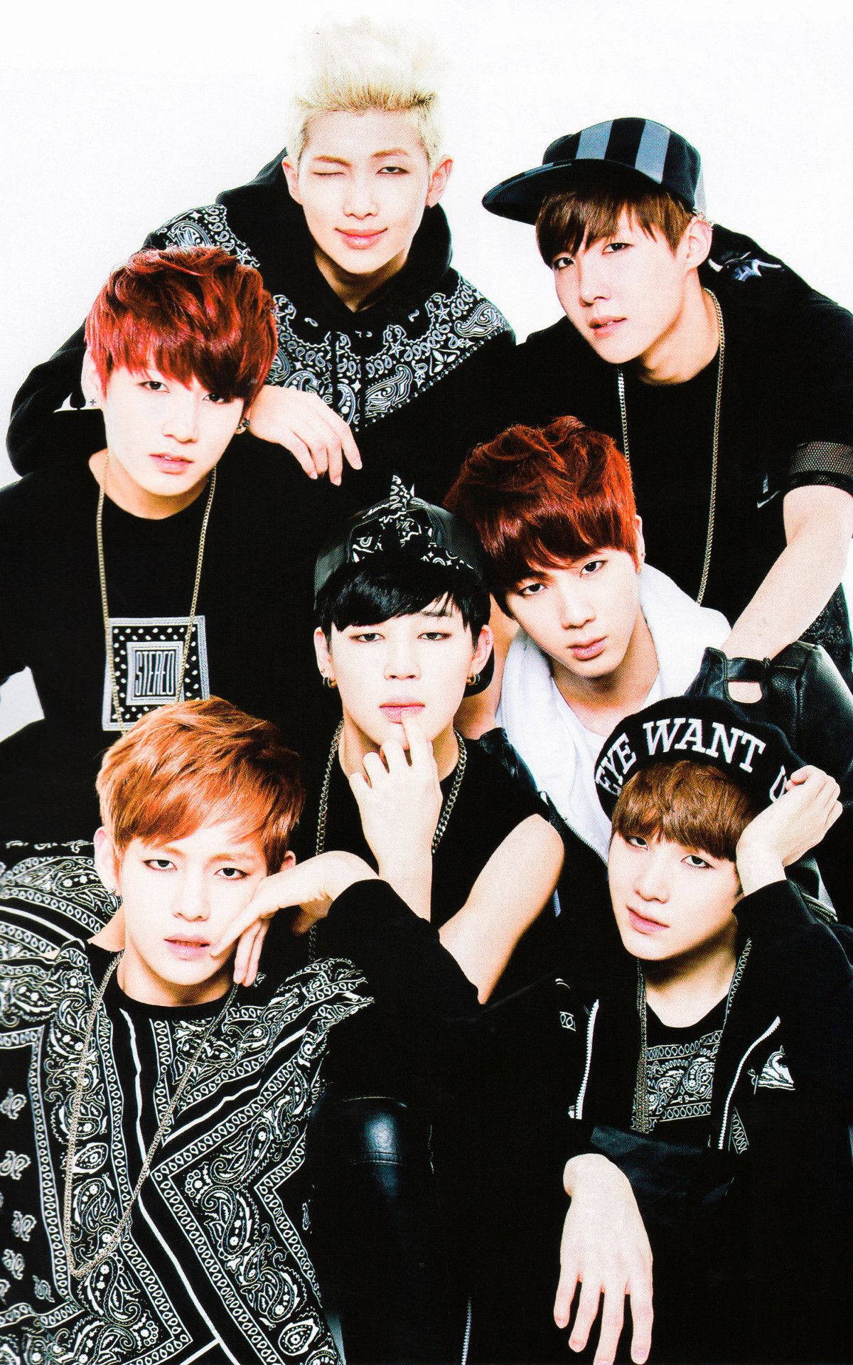 BTS手機顯示精美海報 壁紙 — 七位時尚年輕男士，擁有鮮豔髮色和型格黑色服裝，在純白背景前自信地擺出姿勢。