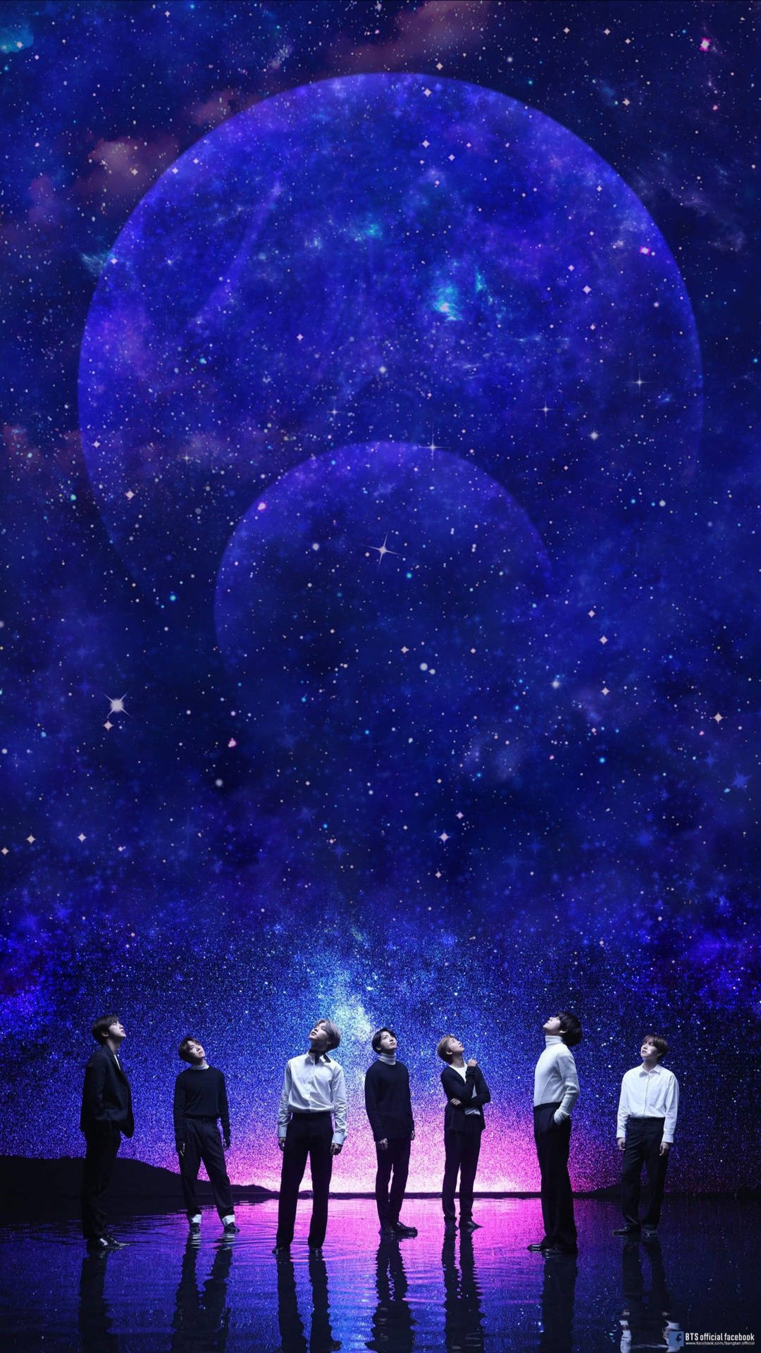 七個男人排成一線，仰望住一個有發光行星嘅星空宇宙天空。