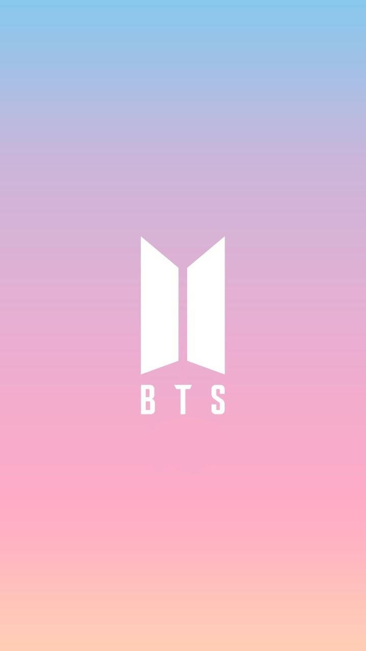 白色BTS標誌在柔和漸變背景上。
