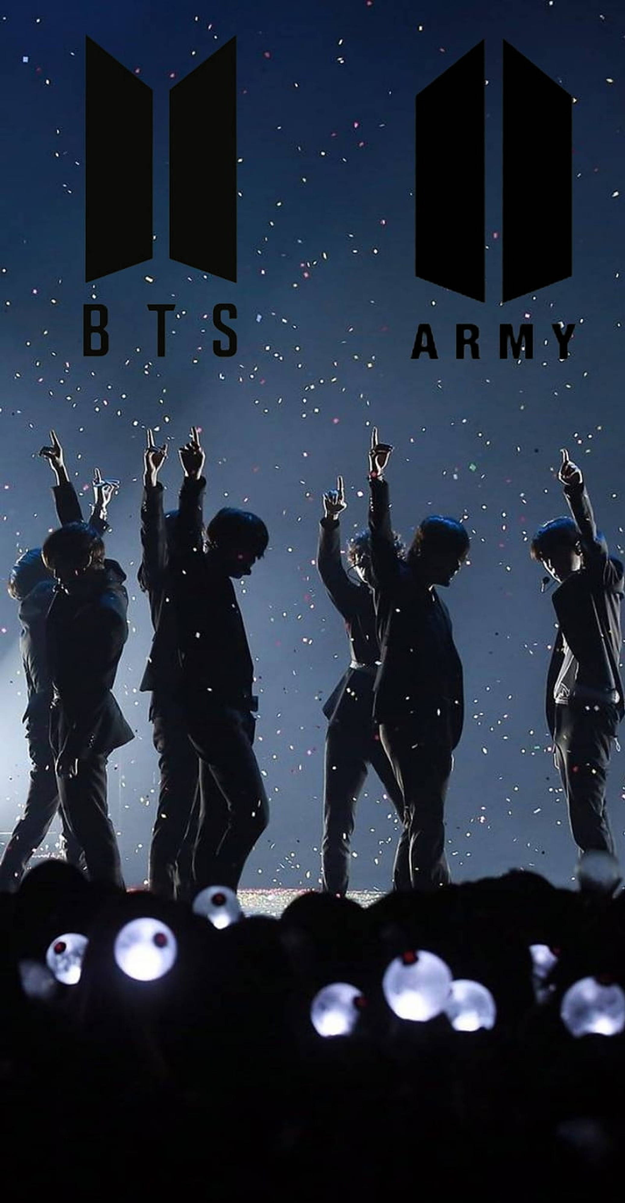 BTS樂隊與ARMY 壁紙 — BTS 成員的剪影在星空下舉起雙手，上方有 'BTS ARMY' 標誌，下方有發光的粉絲燈光。