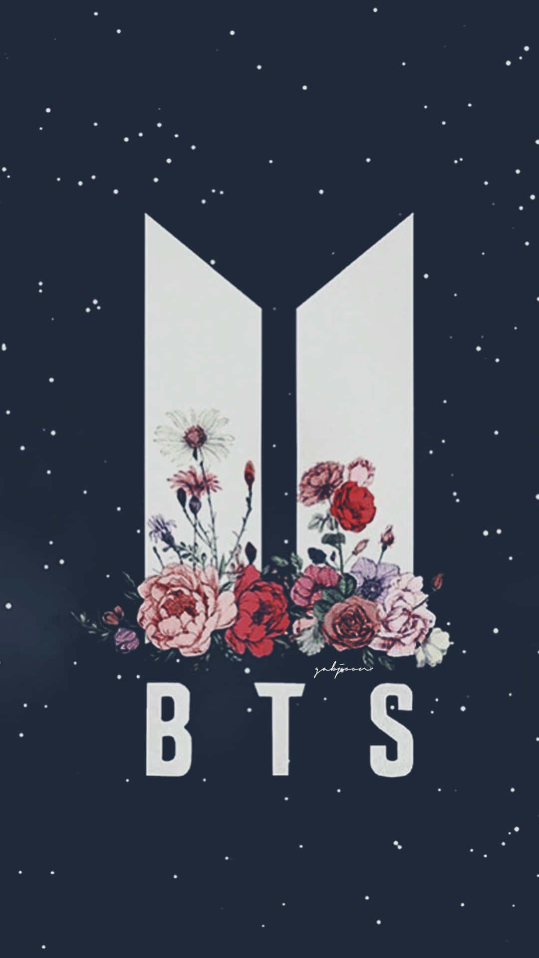 BTS標誌 iPhone壁紙 壁紙 — BTS標誌被鮮豔的花朵環繞，背景是星空夜空，下方有白色文字。