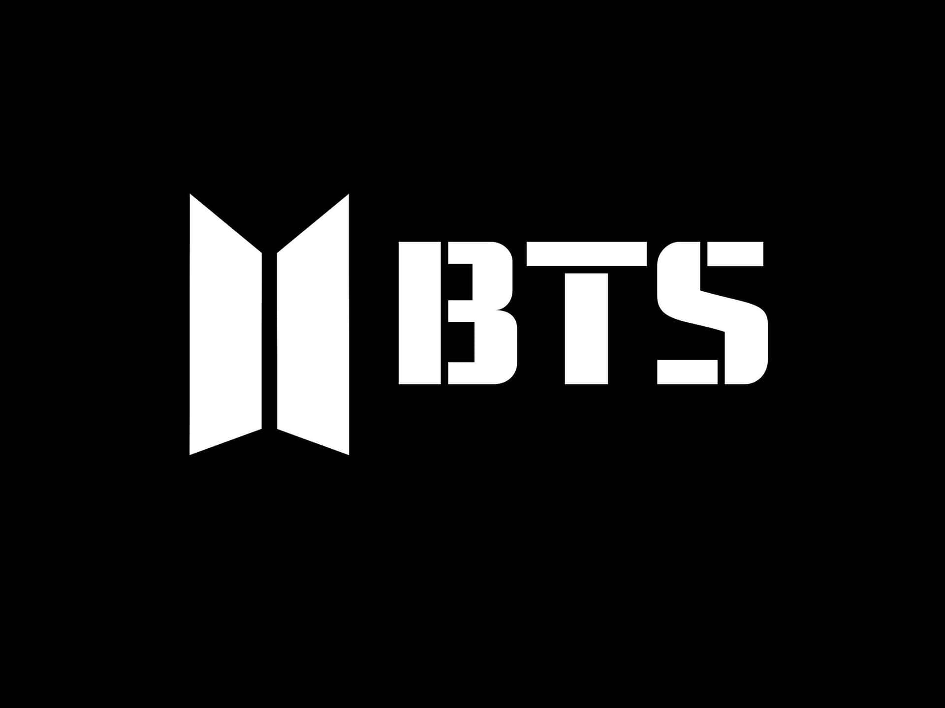 BTS標誌黑底 壁紙 — 在純黑色背景上，帶有風格化翅膀的醒目白色BTS標誌。