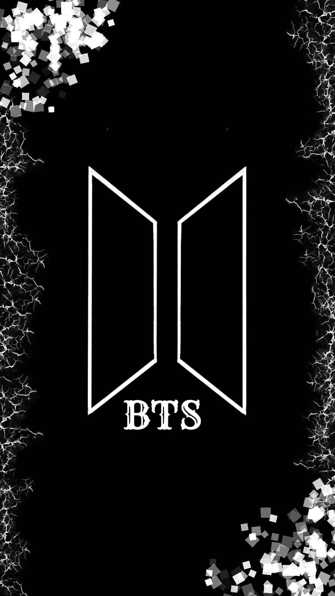 BTS標誌黑色美學壁紙 壁紙 — 一張極簡黑色桌布，中央有白色BTS標誌，帶有像素化和裂紋的白色邊框。