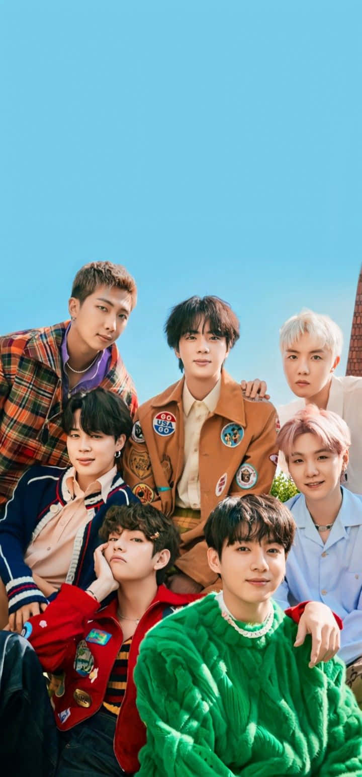 BTS為《Billboard》拍攝封面 壁紙 — 七位身穿色彩繽紛復古服裝的年輕男子，在晴朗的藍天下，以磚砌建築為背景一起擺姿勢。