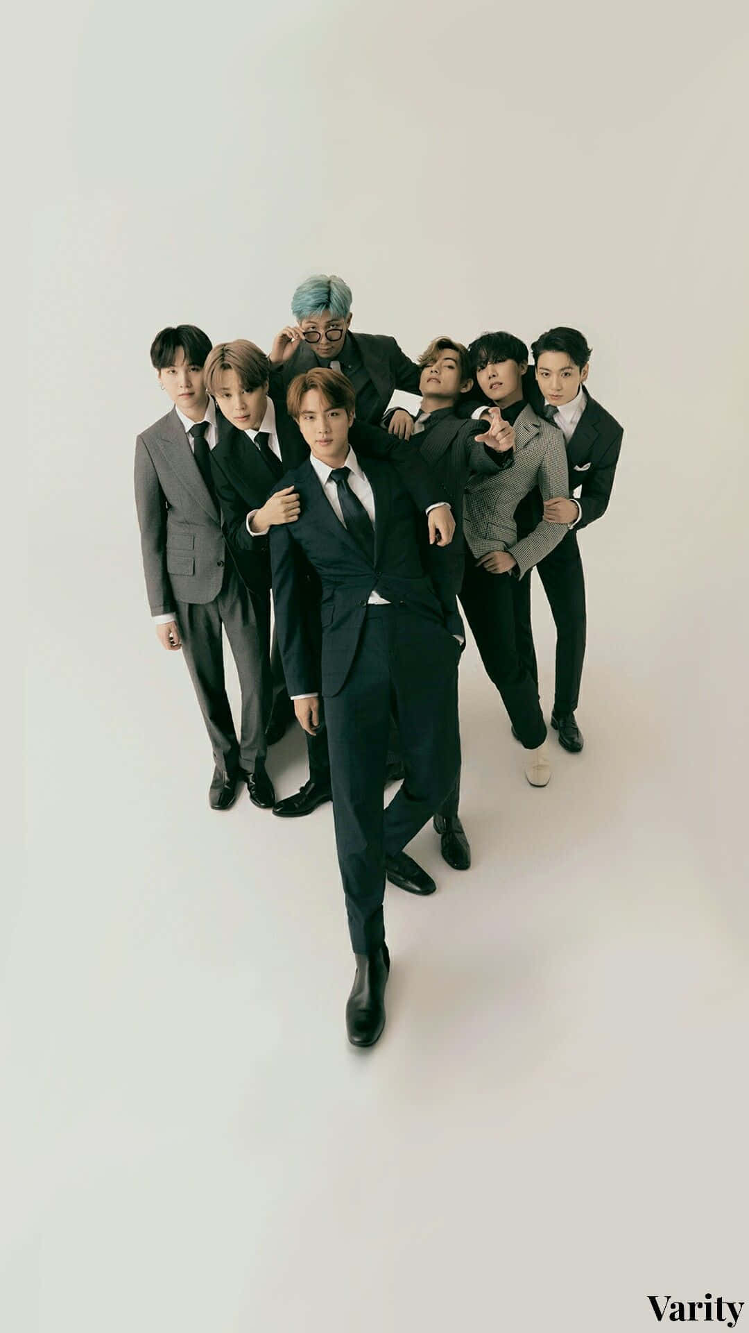BTS為Variety雜誌封面拍攝寫真 壁紙 — 七位時尚男士身穿俐落西裝，在極簡白色背景前自信擺姿勢，搭配戲劇性的頂光照明。