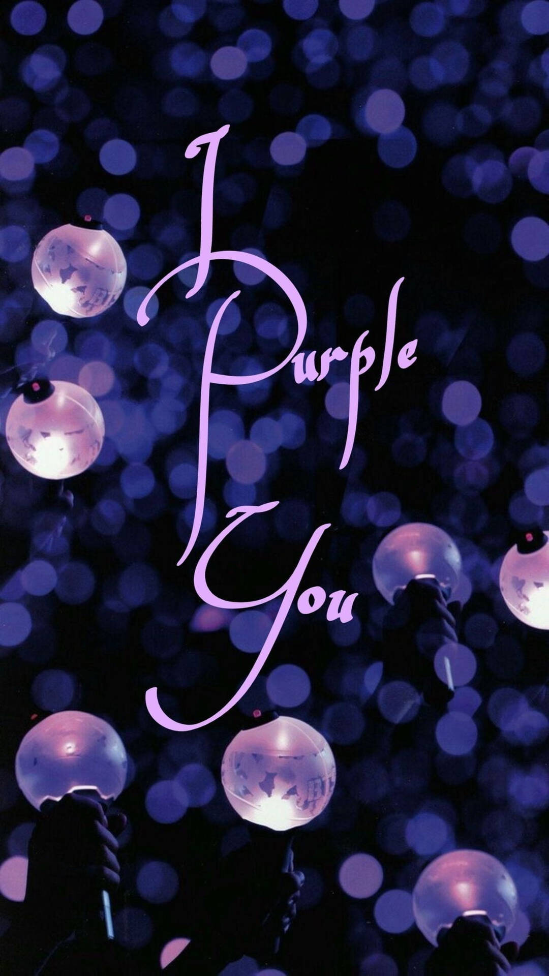 雙手捧著發光的紫色燈籠，帶有「I Purple You」文字，浪漫夜景。