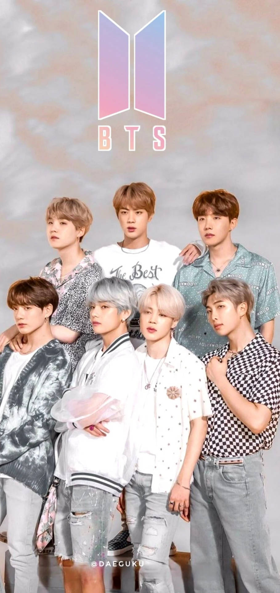 BTS牛仔服裝可愛風 壁紙 — BTS 七位成員在柔和漸變背景前自信擺姿勢，上方有他們的標誌。