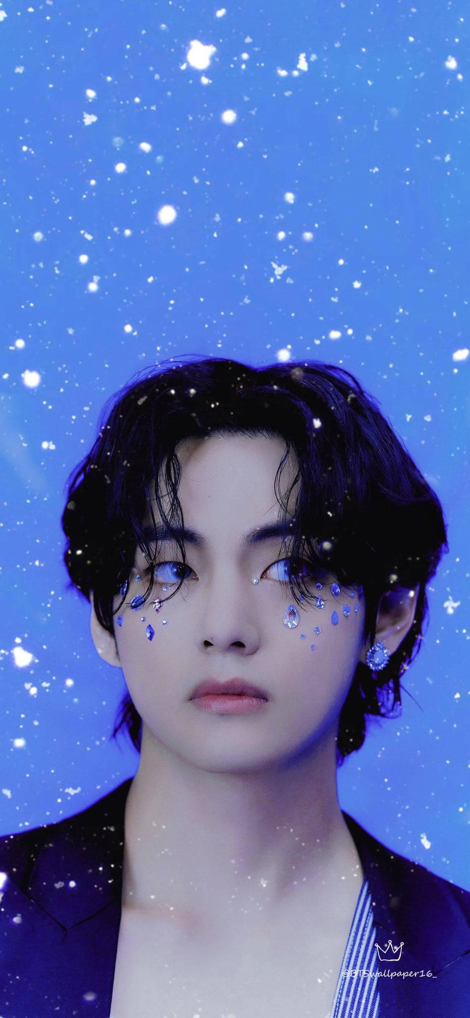 BTS田柾國臉部珠寶 壁紙 — 一位黑髮藍眼的年輕男子，在閃爍粒子的星空藍色背景前溫柔地凝視。