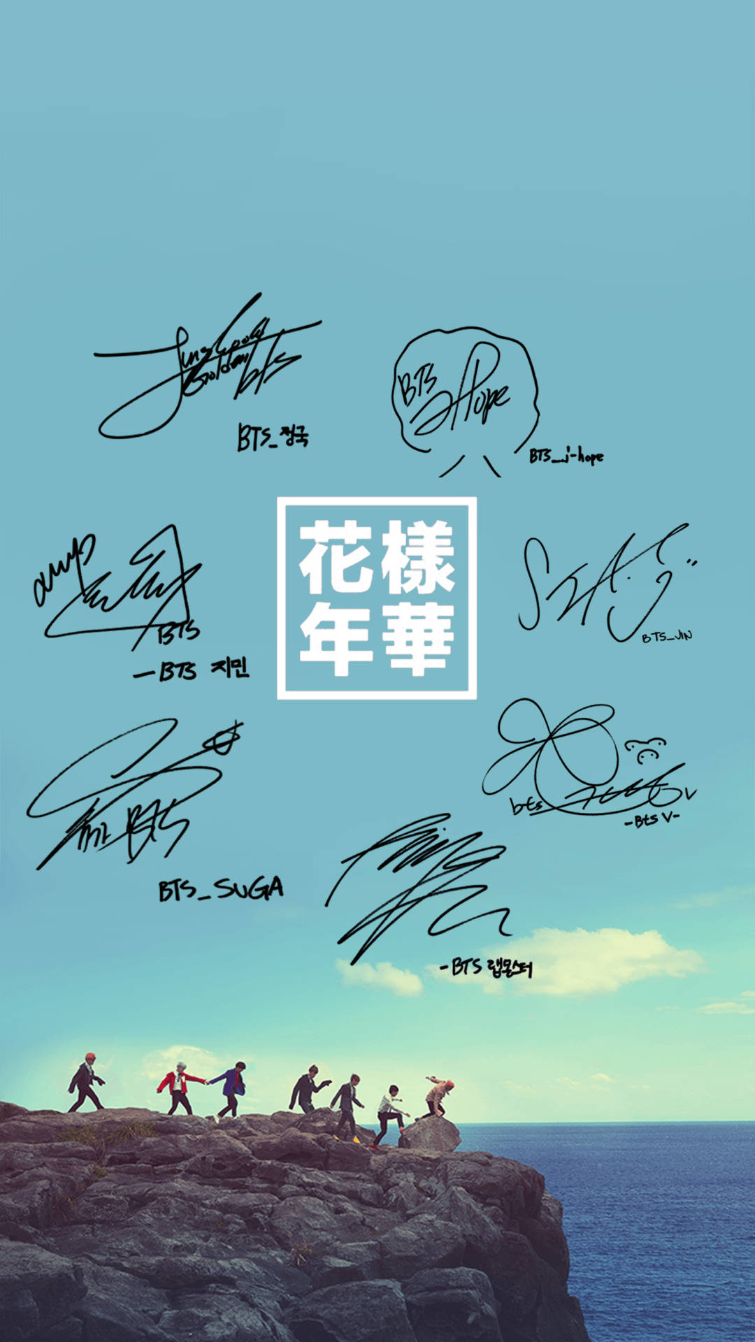 BTS的動能與影響力 壁紙 — 七個人物站在岩石懸崖上俯瞰海洋，天空晴朗，上方漂浮著手寫簽名和韓文文字。