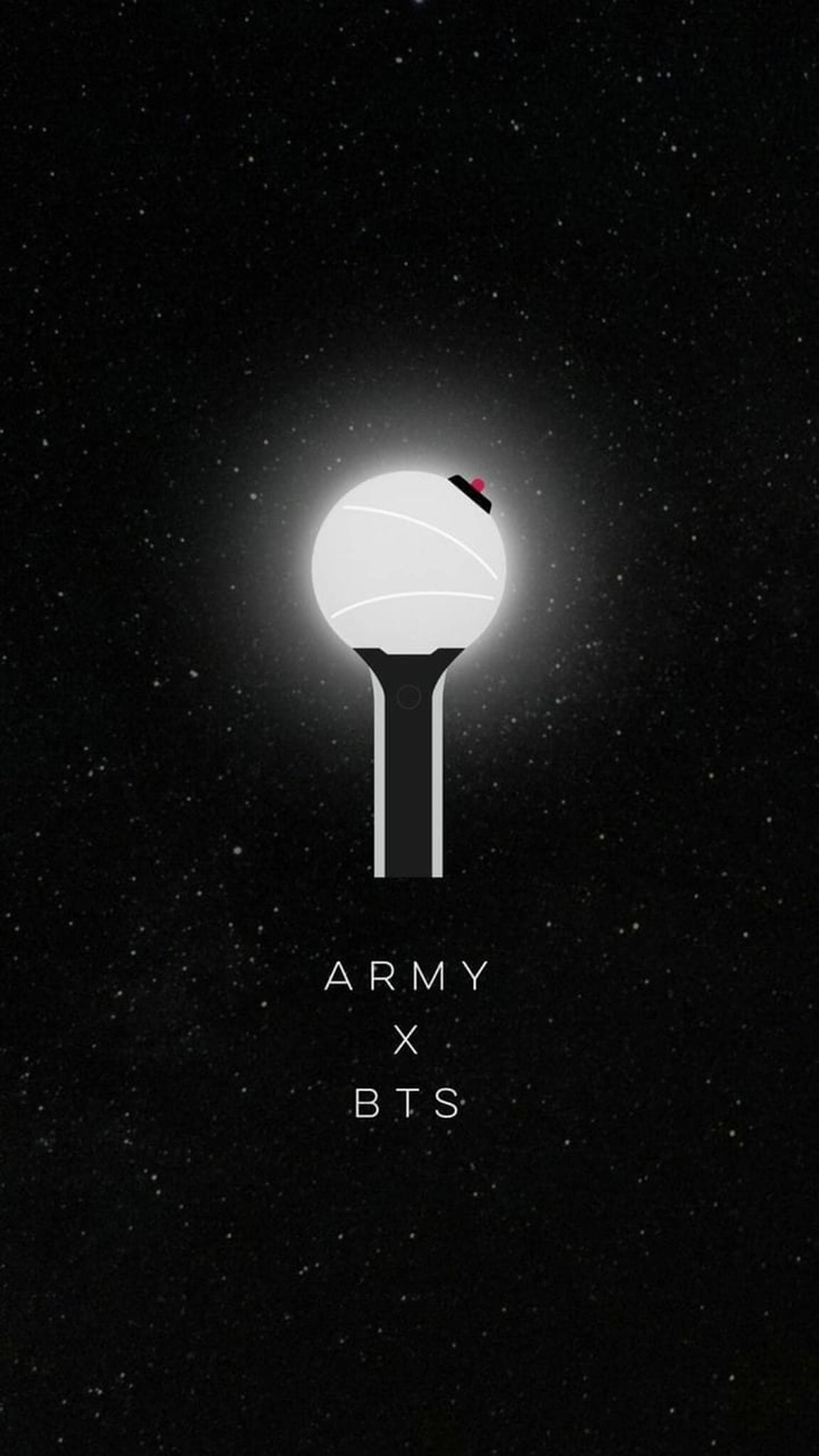 BTS粉絲應援棒 壁紙 — 一個發光的白色棒棒糖圖示漂浮在滿是星星的黑色虛空中，下方有「ARMY x BTS」文字。
