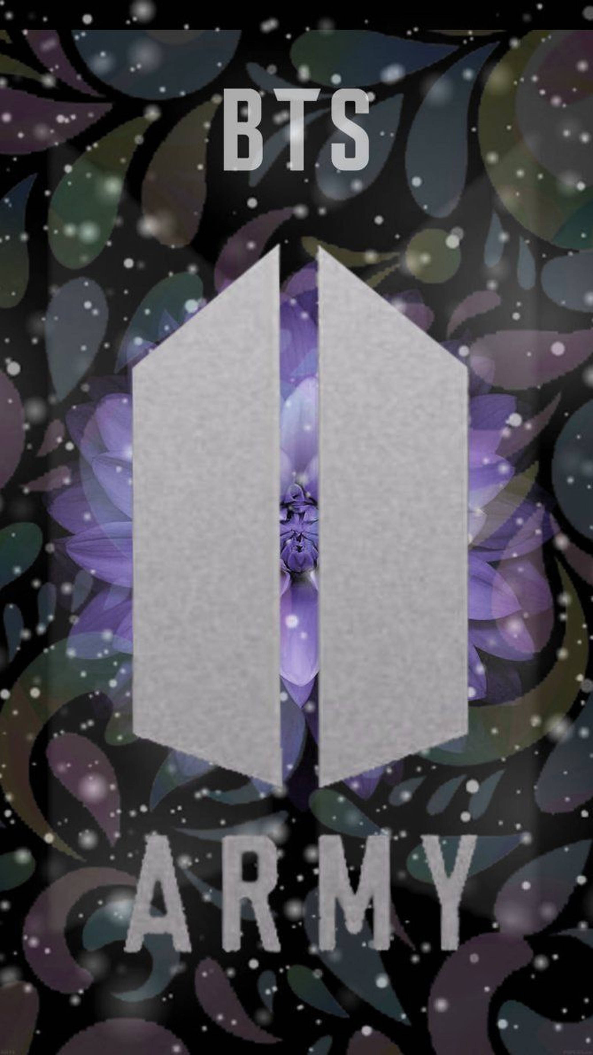 BTS粉絲數位藝術 壁紙 — 深色背景上帶有紫色花卉圖案和雪花的BTS標誌。