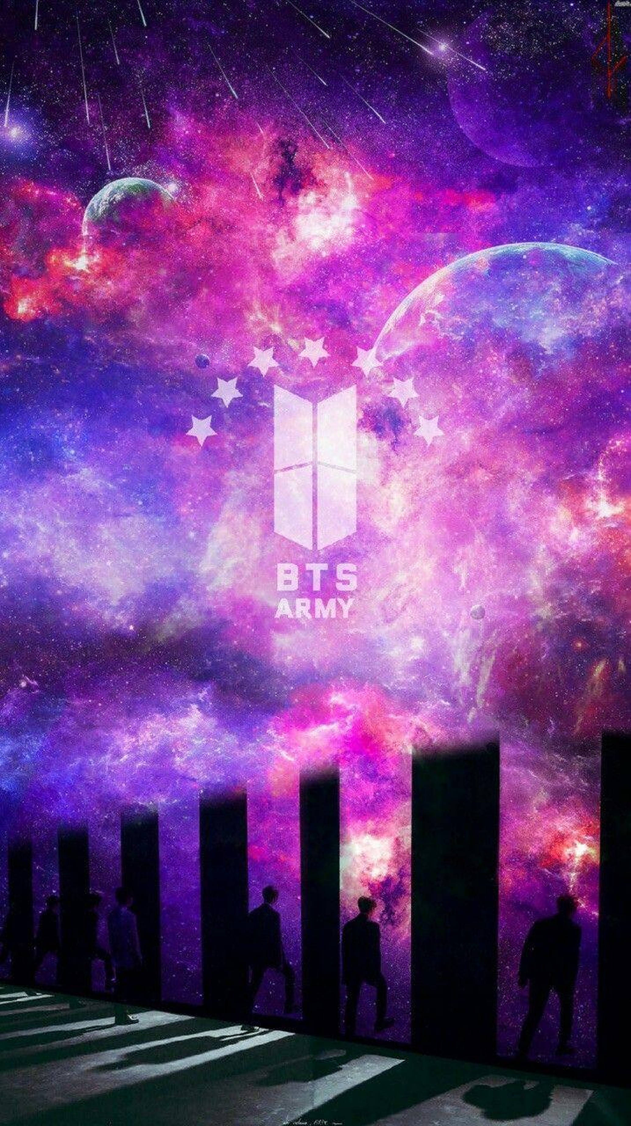 BTS粉絲銀河 壁紙 — 剪影人物站在一個帶有行星和上方發光的BTS Army標誌的宇宙紫色和粉紅色星雲前。