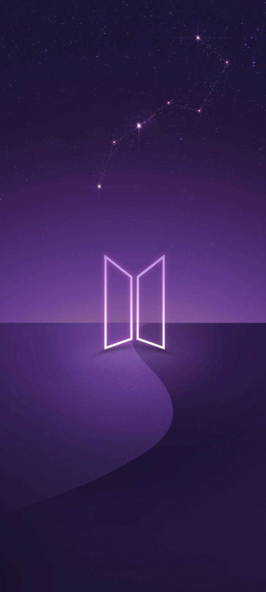 一扇發光的霓虹門在紫色小徑上，星空下有一個星座。 — BTS標誌 壁紙