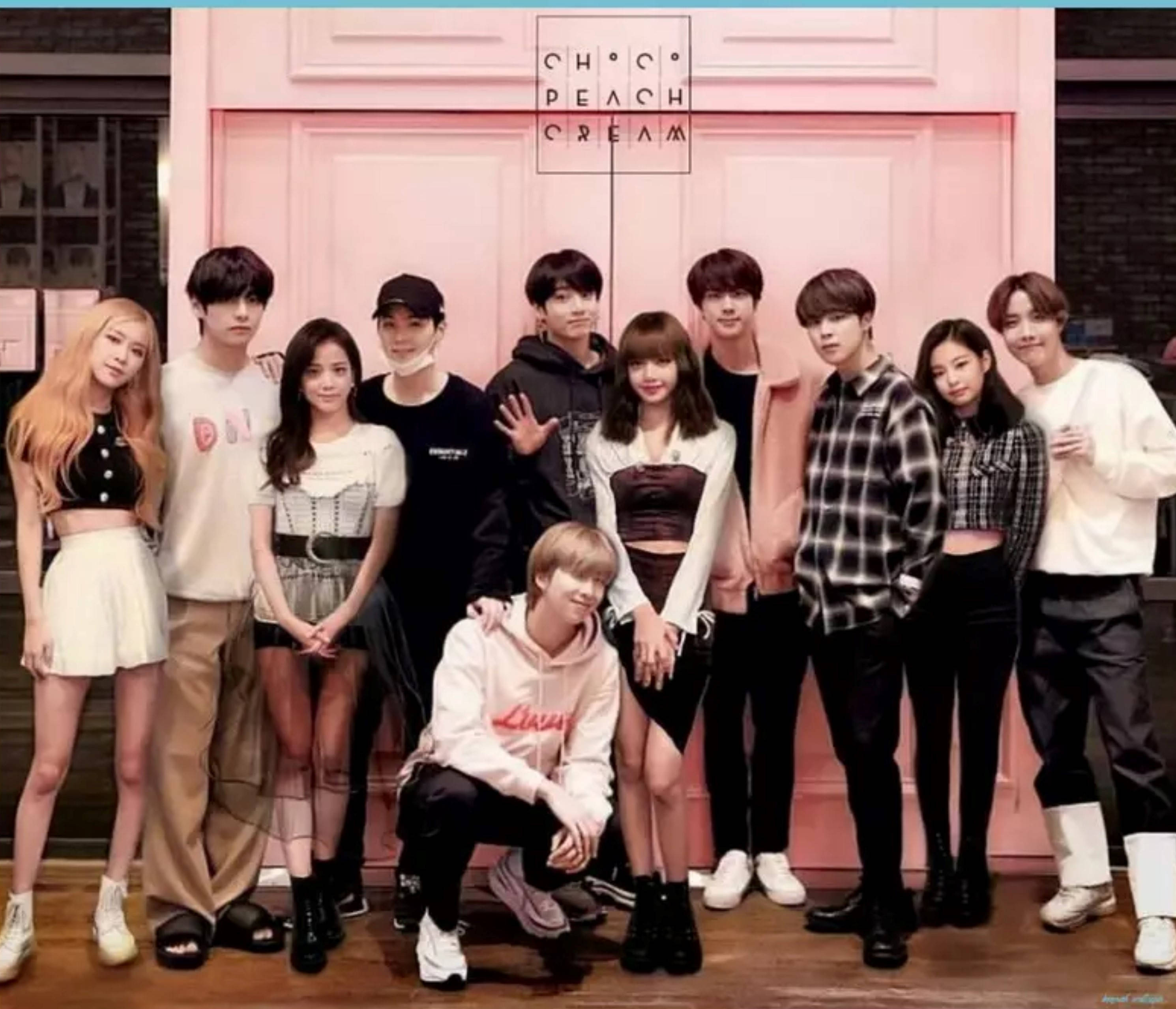 BTS與BLACKPINK大粉門前合影 壁紙 — 一個K-pop團體在粉紅色門前擺姿勢，門上有'CHOC PEACH CREAM'標誌，穿著休閒時尚的服裝。