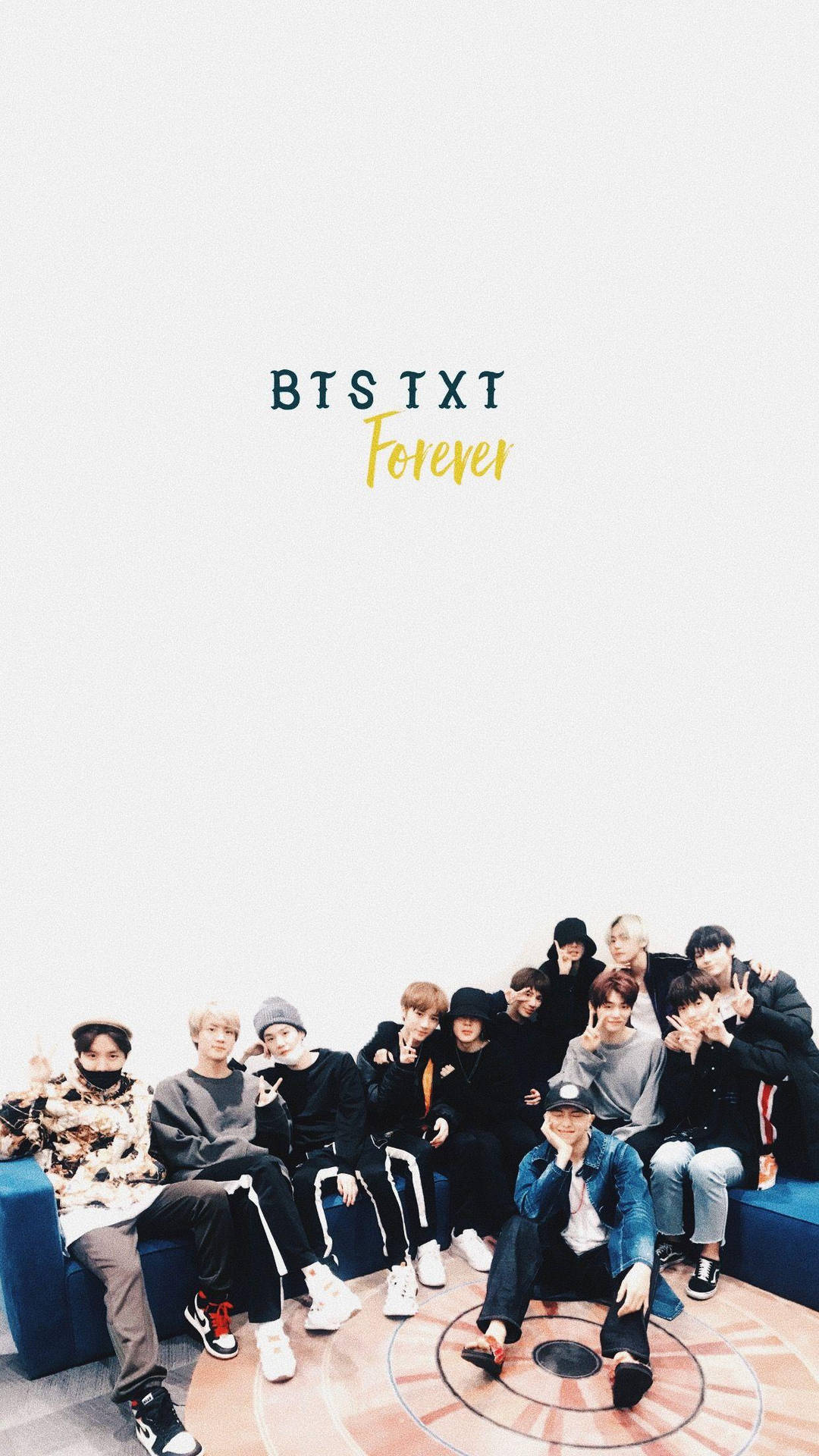 七位身穿休閒服的年輕男子在藍色梳化上擺姿勢，帶有「BTS TXT Forever」字樣。