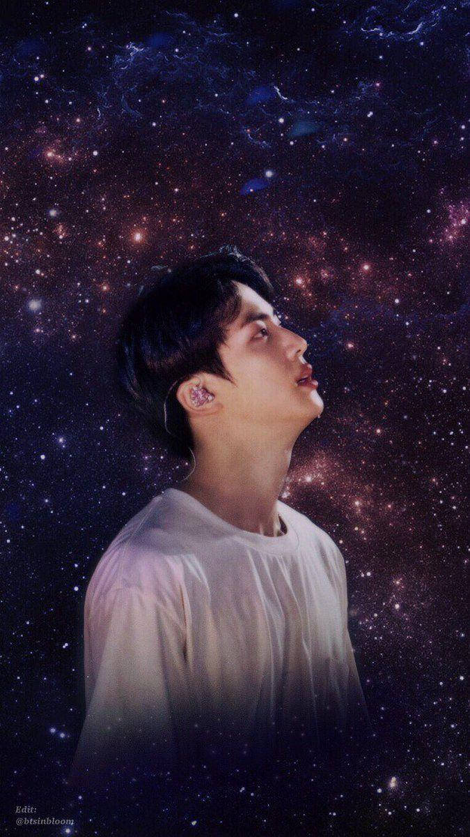 年輕男子仰望星空銀河