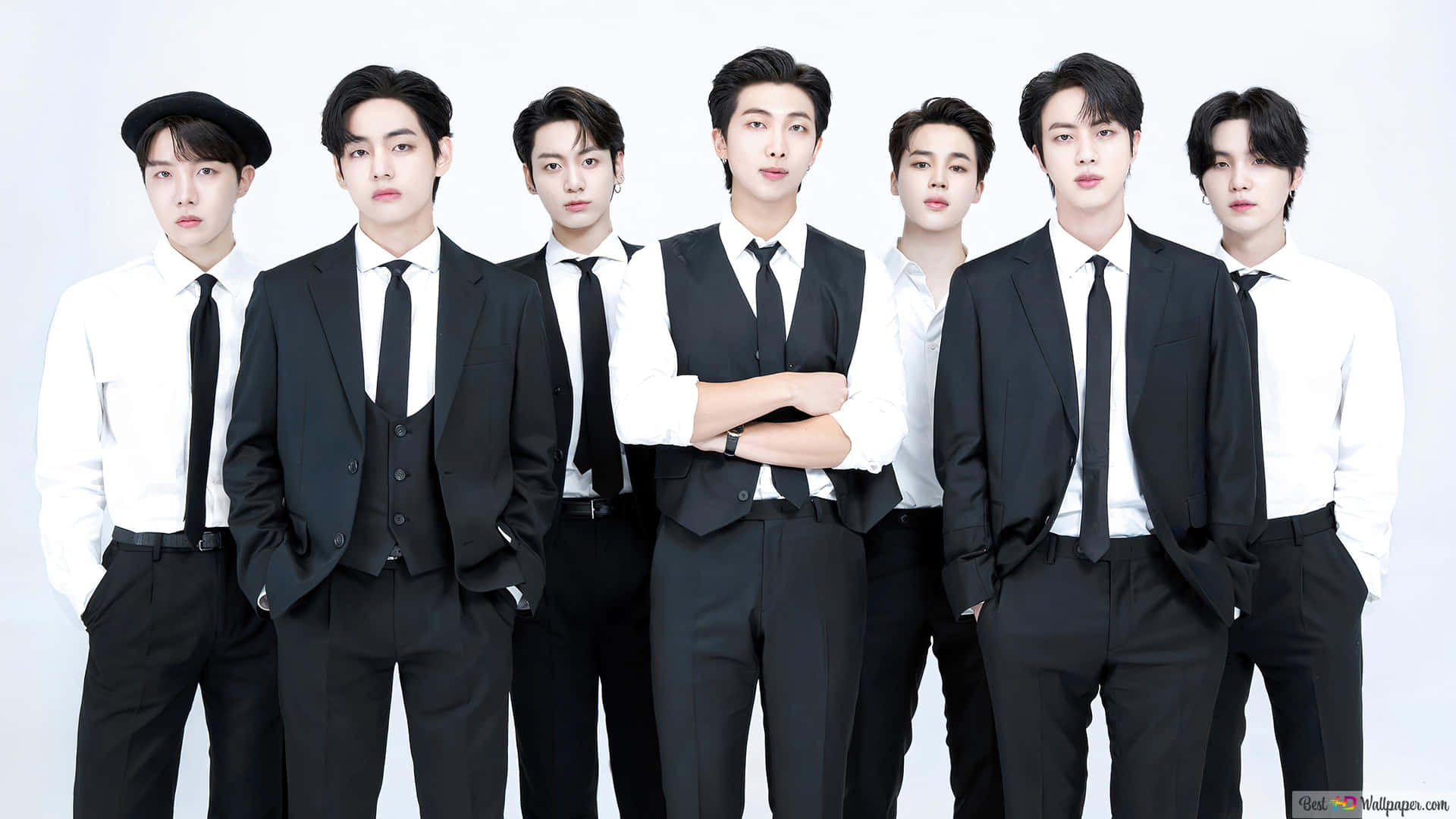 BTS黑白正裝拍攝 壁紙 — 七位穿著黑色西裝和白色襯衫的時尚男士在純白色背景前自信地擺姿勢。