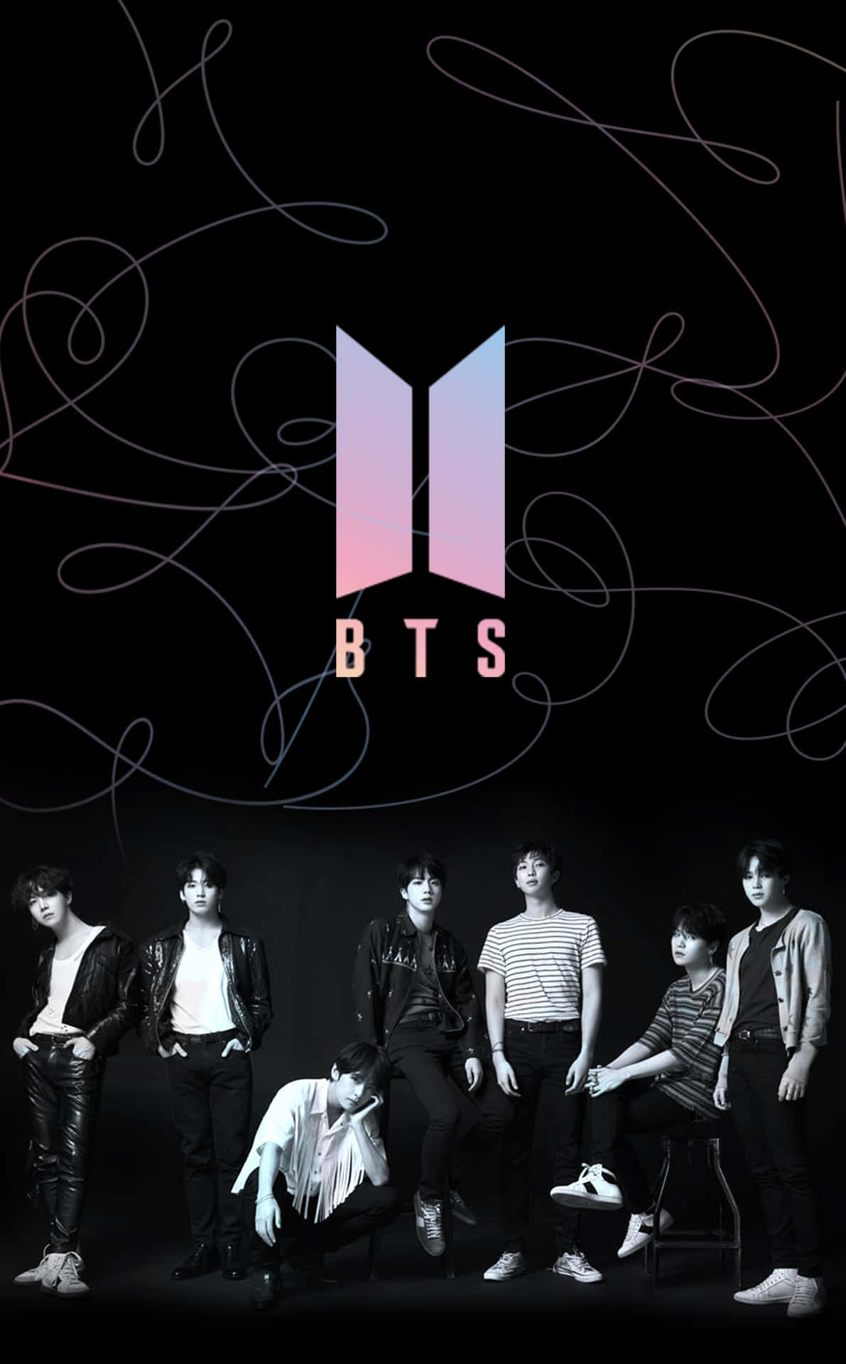 BTS黑色iPhone壁紙 壁紙 — BTS 七位成員在黑色背景上自信地擺姿勢，背景有旋轉的白色線條，上方是他們發光的粉紅色標誌。