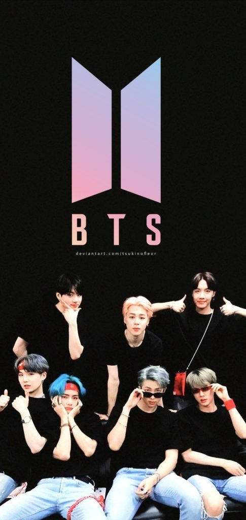 BTS黑色T恤可愛風 壁紙 — BTS 七位成員自信地穿著黑色上衣和牛仔褲，在黑暗背景上發光的粉紅色和藍色標誌下擺姿勢。