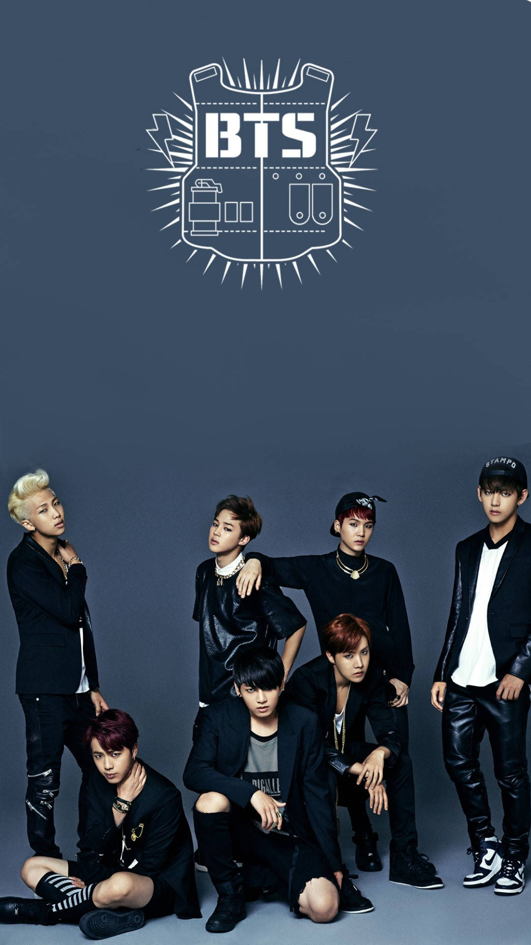 BTS黑色皮衣可愛風 壁紙 — 七位時尚的K-pop偶像在深灰色背景前，於發光的BTS標誌下自信地穿著黑色皮革服裝擺姿勢。