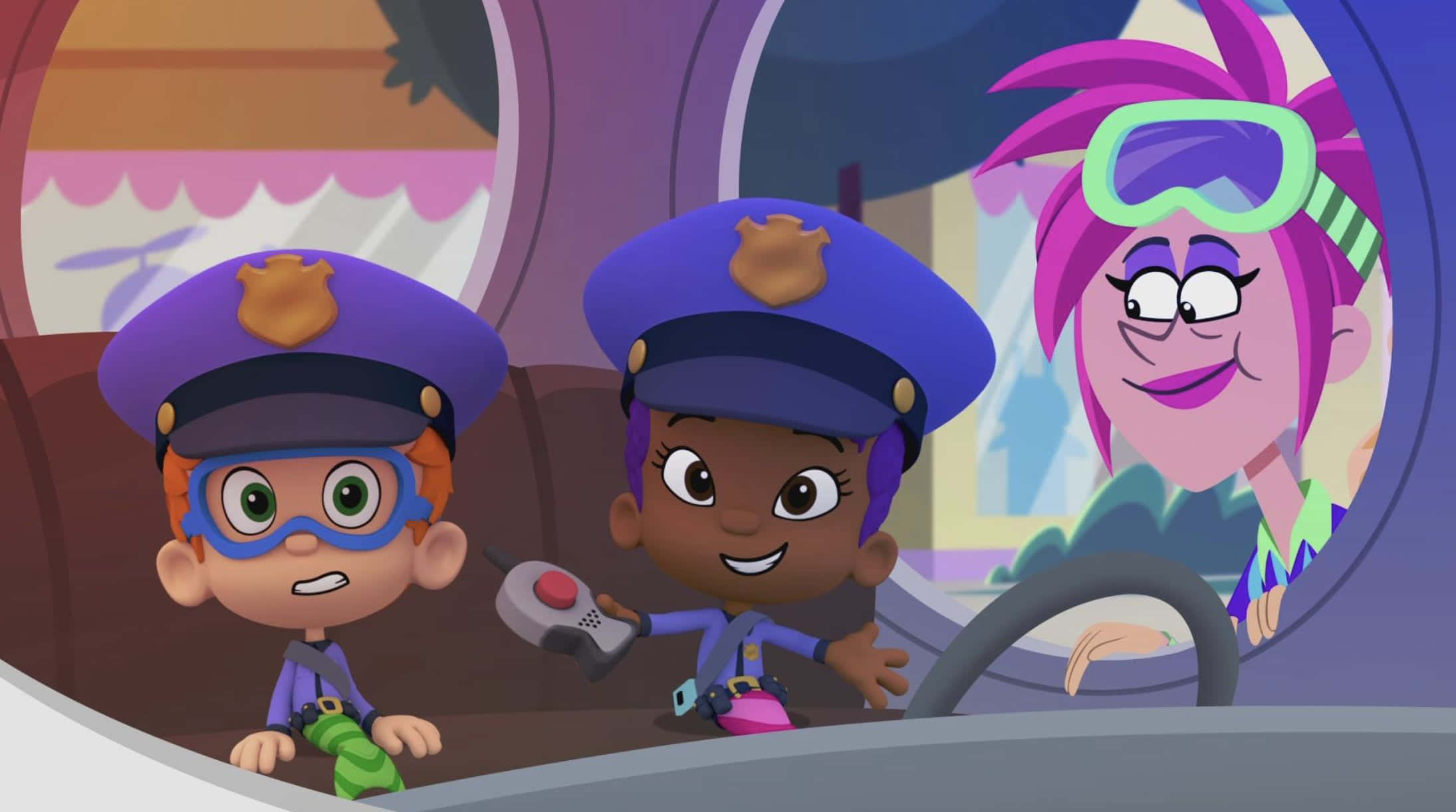 Bubble Guppies - 准備迎接下一次大冒險 壁紙 — 三名動畫警察在車輛中，戴著紫色帽子和護目鏡，微笑互動。