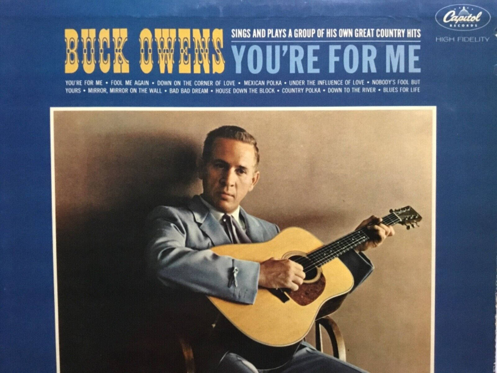 Buck Owens 在復古專輯封面上手持原聲結他。