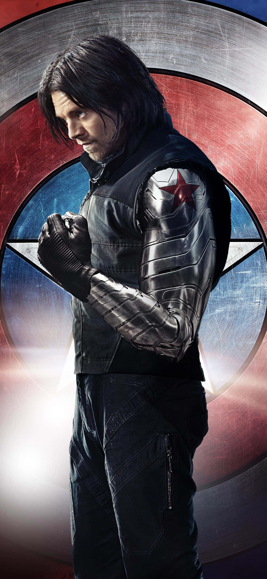 Bucky Barnes 持最新 iPhone 壁紙 — 寒冬戰士以英雄姿態站立，其標誌性的星飾金屬手臂對著發光的美國隊長盾牌背景。