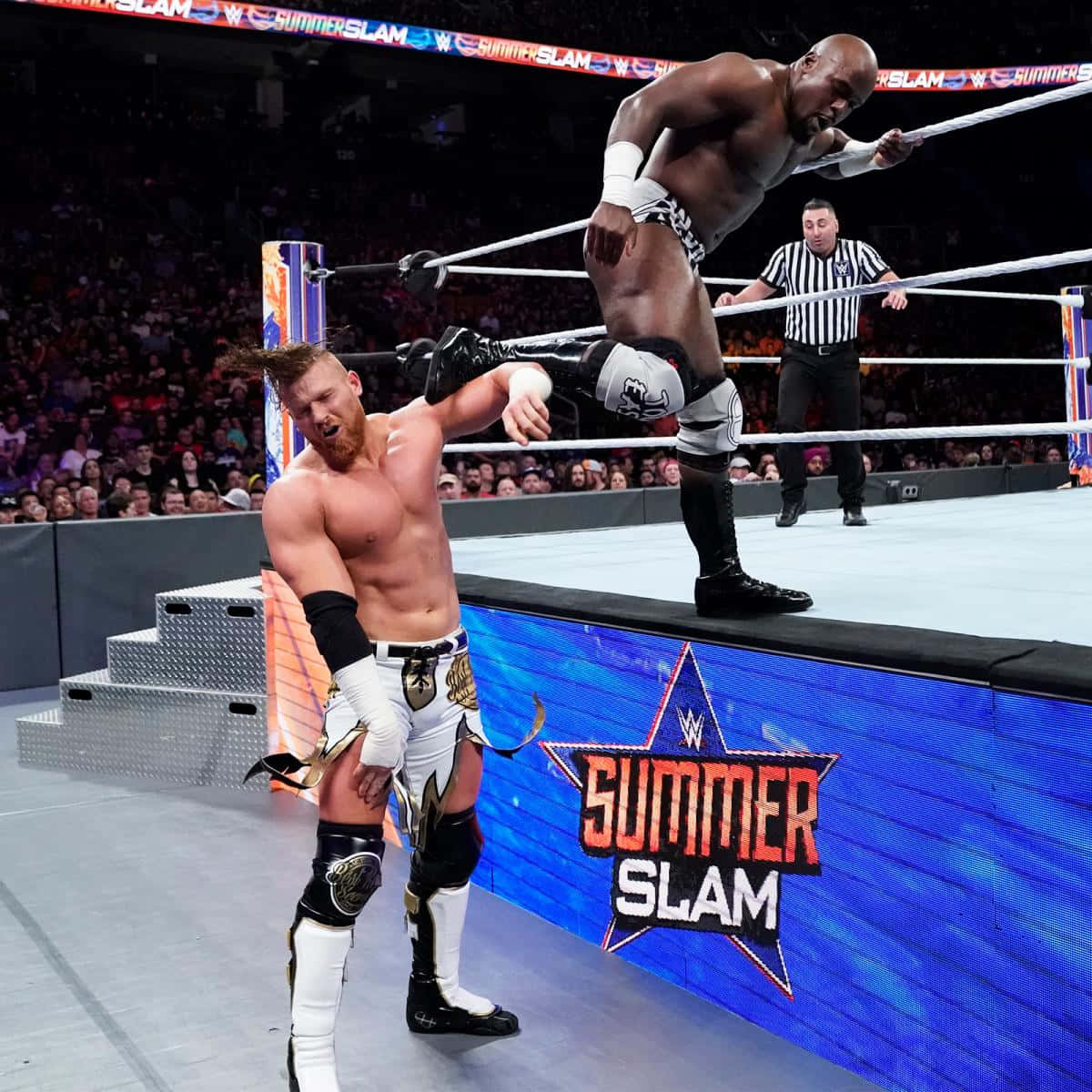 摔角手在半空中準備在WWE SummerSlam擂台上猛擊對手。