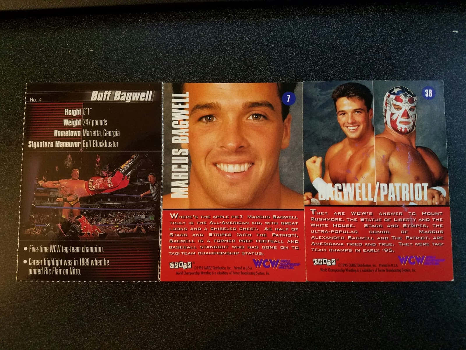 Buff Bagwell WCW 職業摔角手海報照片 壁紙 — 一張經典WCW摔角交易卡，展示Marcus Bagwell及其戴面具的另一身份Patriot，放置於深色表面上。