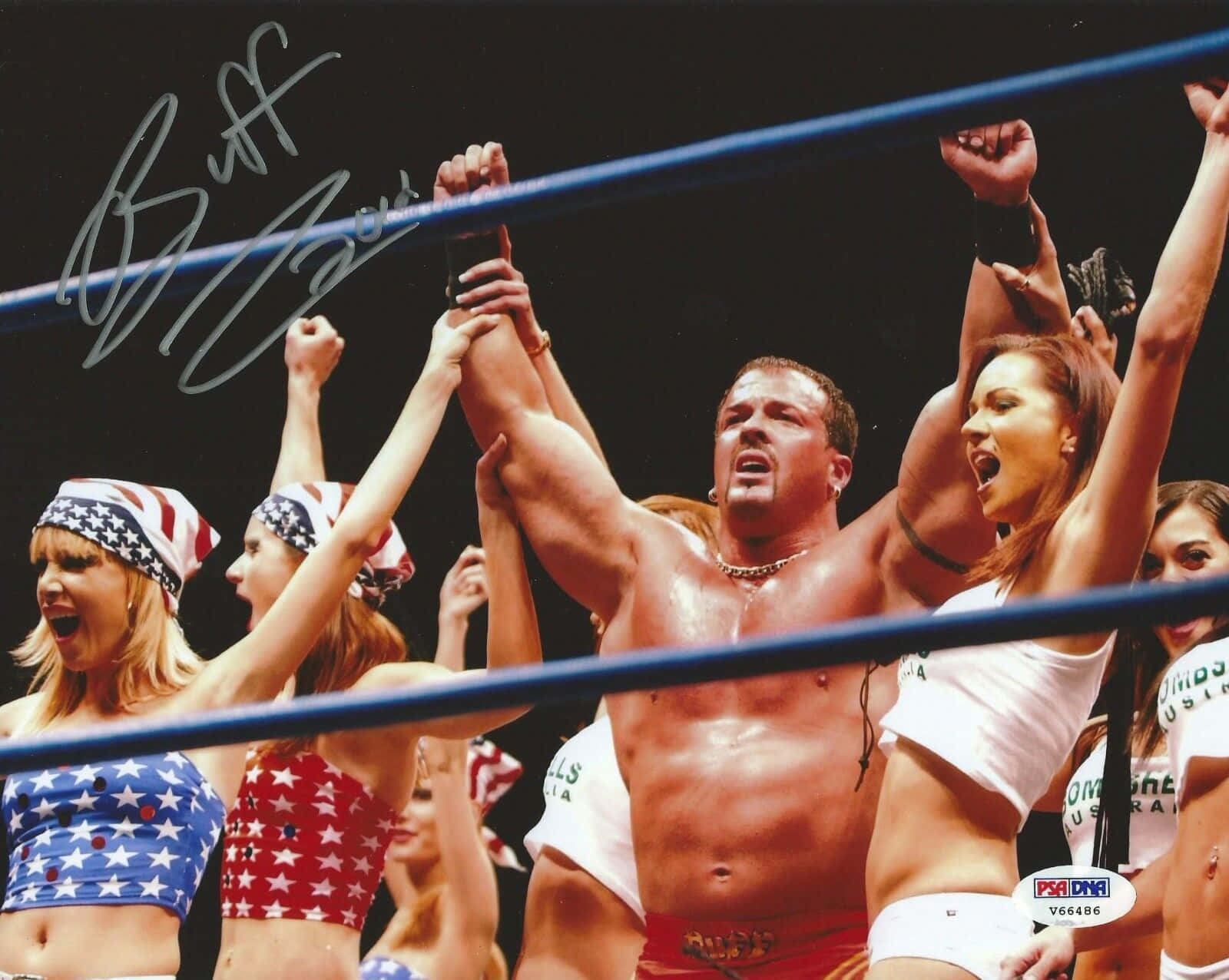 Buff Bagwell 職業摔角手簽名照片 壁紙 — 一位肌肉發達的摔角手穿著紅色短褲，在擂台上與穿著星條旗服裝、舉起拳頭和手臂歡呼的女性一起慶祝。