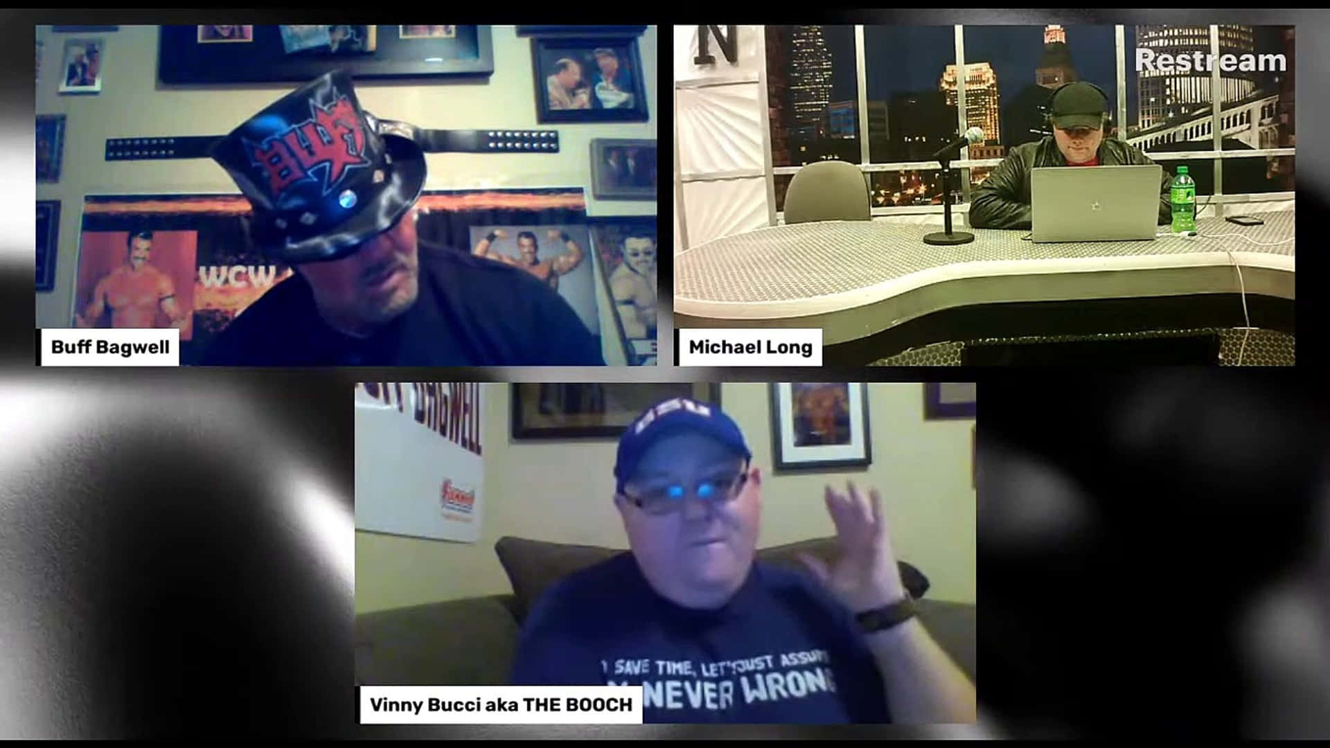 Buff Bagwell 與Vinni Bucci Michael Long 影片串流 壁紙 — 三個男人分別在三個視像通話框中，一個戴著摔角帽，另一個在書桌前有城市景觀，第三個在沙發上揮手。