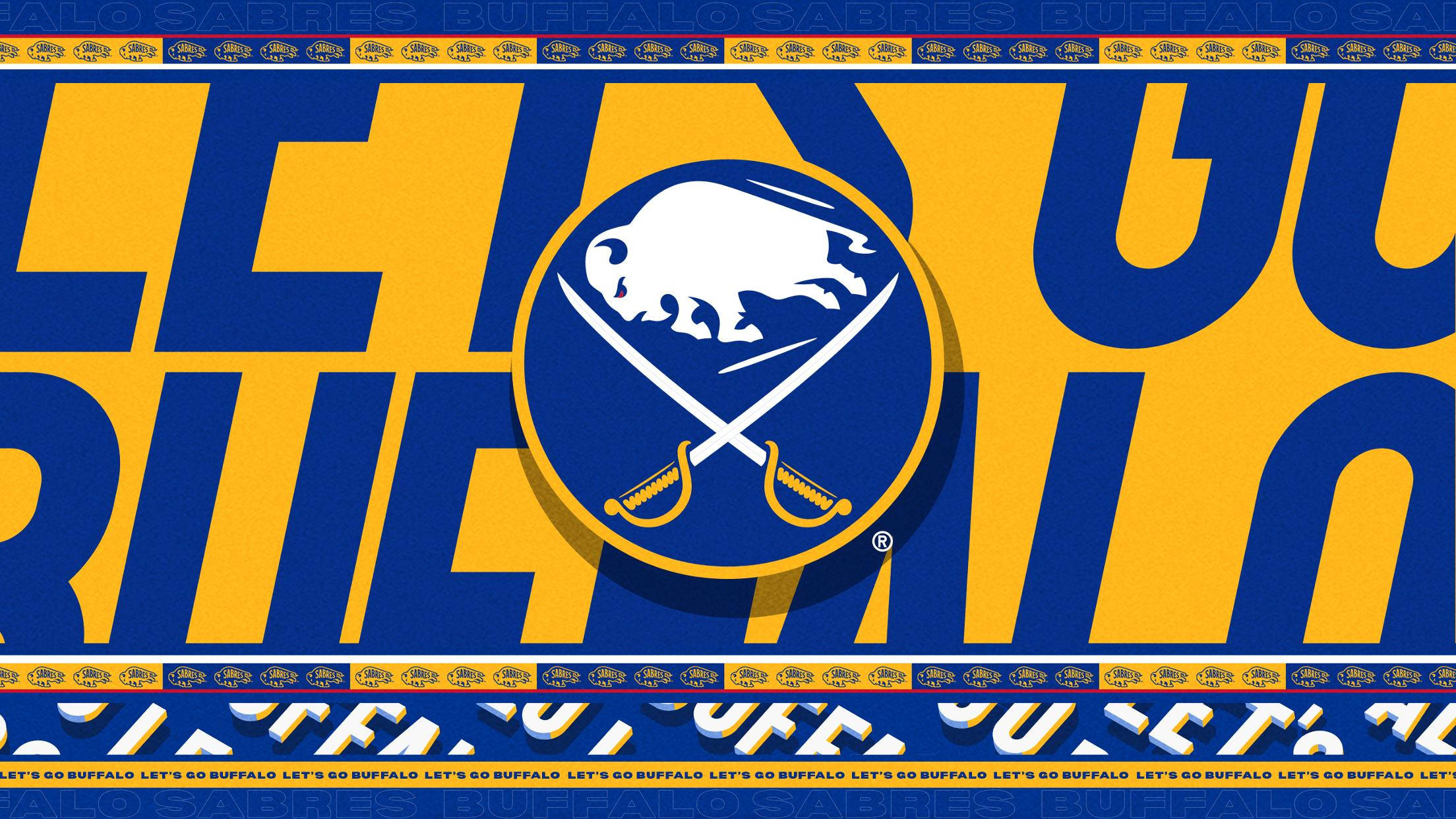 Buffalo Sabres 標語橫幅 壁紙 — 大膽的藍色和金色水牛城比爾標誌，帶有衝鋒的水牛和交叉的劍，在重複的文字背景上。