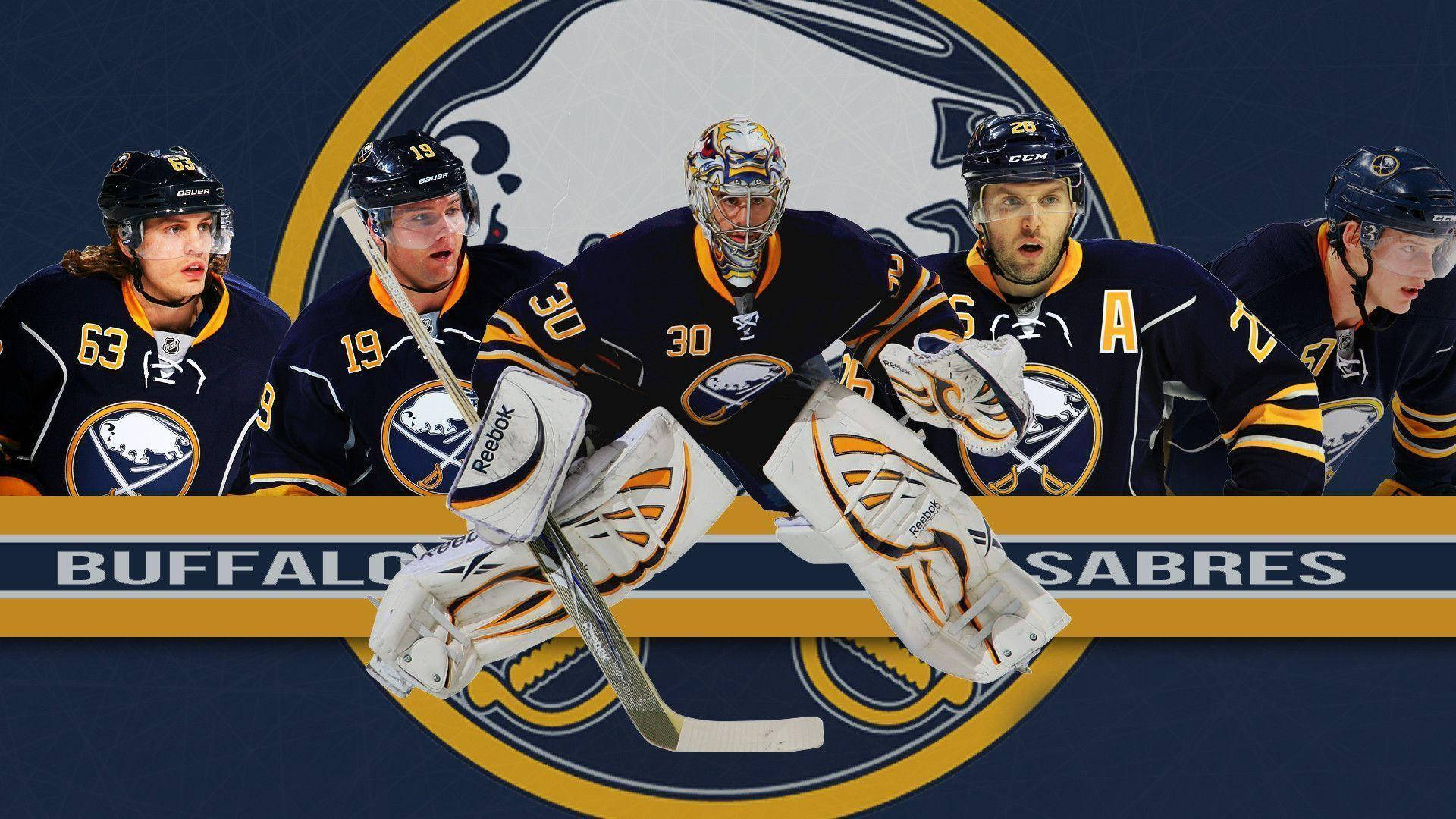 Buffalo Sabres 球員賽場動態 壁紙 — 水牛城軍刀隊冰球球員身穿海軍藍球衣配金色點綴，在球隊標誌背景前動感擺姿勢。