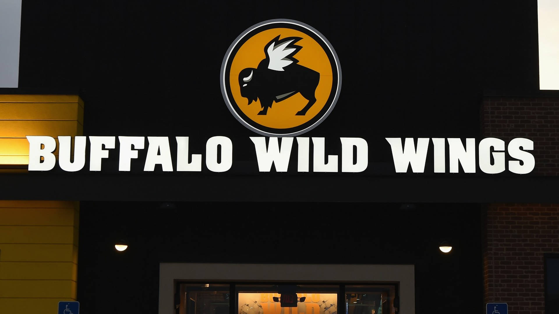 Buffalo Wild Wings餐廳招牌在夜間發光
