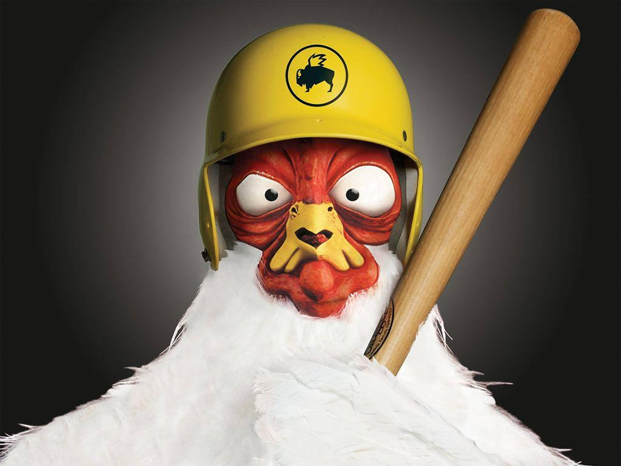 Buffalo Wild Wings 3D 雞肉 壁紙 — 一隻卡通雞戴著黃色頭盔和拿著棒球棍，在深色漸變背景下強烈地凝視。