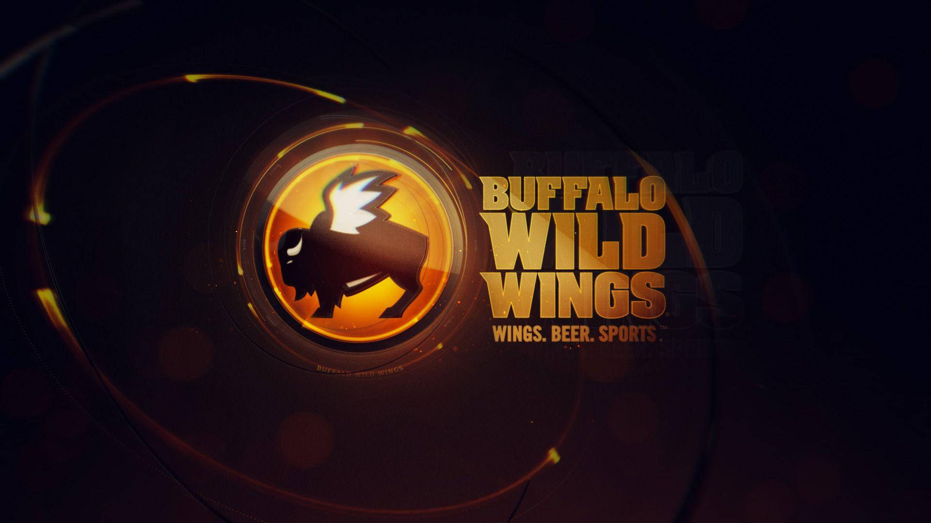 Buffalo Wild Wings 啤酒運動 壁紙 — 一個發光的圓形水牛帶翼標誌，在帶有散景效果的深色背景上散發出溫暖的橙色光芒。