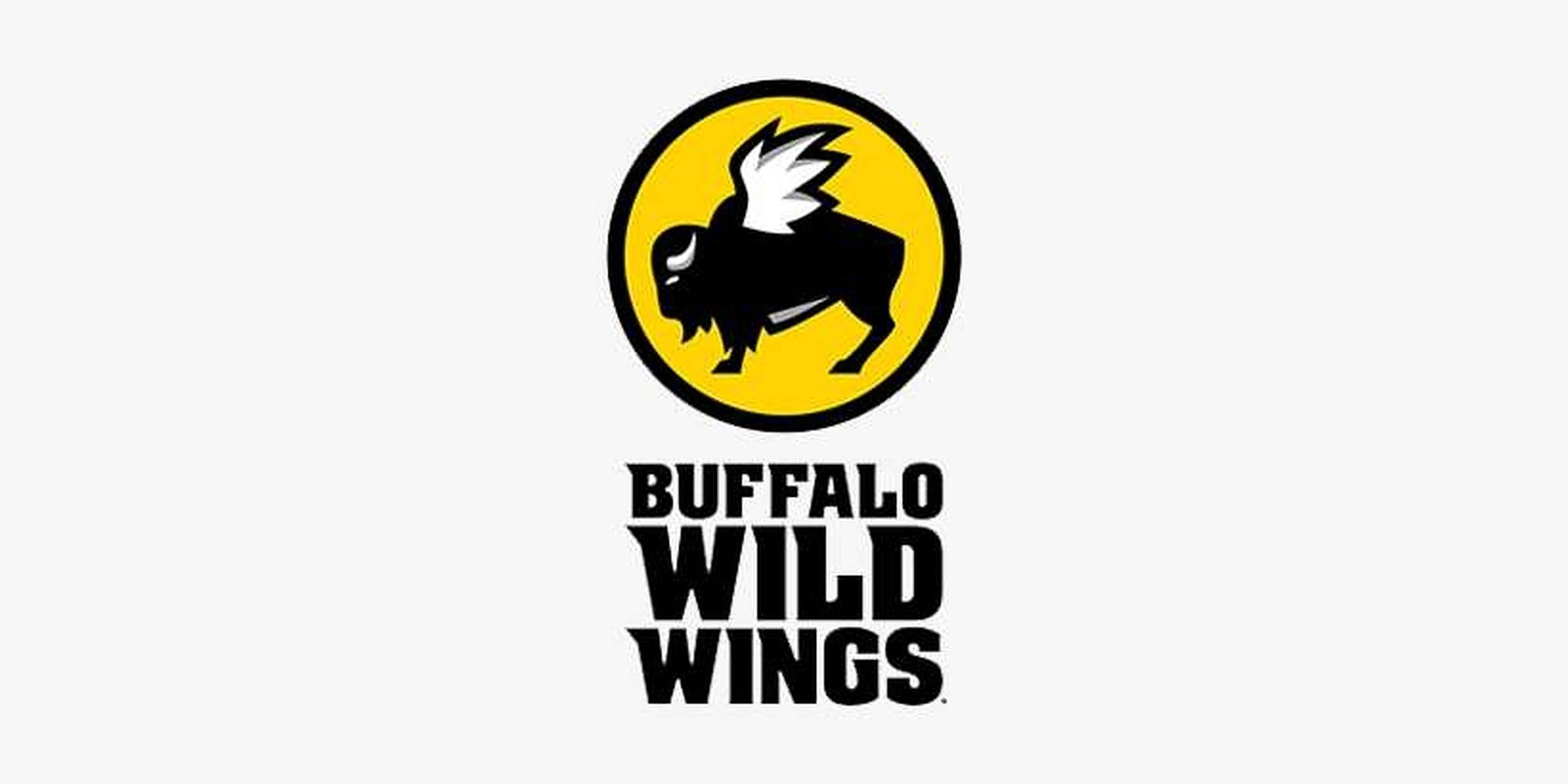 Buffalo Wild Wings 美式餐廳 壁紙 — 黃色圓圈內有一隻帶白色翅膀的醒目黑色水牛，上方有醒目的黑色文字寫著 Buffalo Wild Wings。