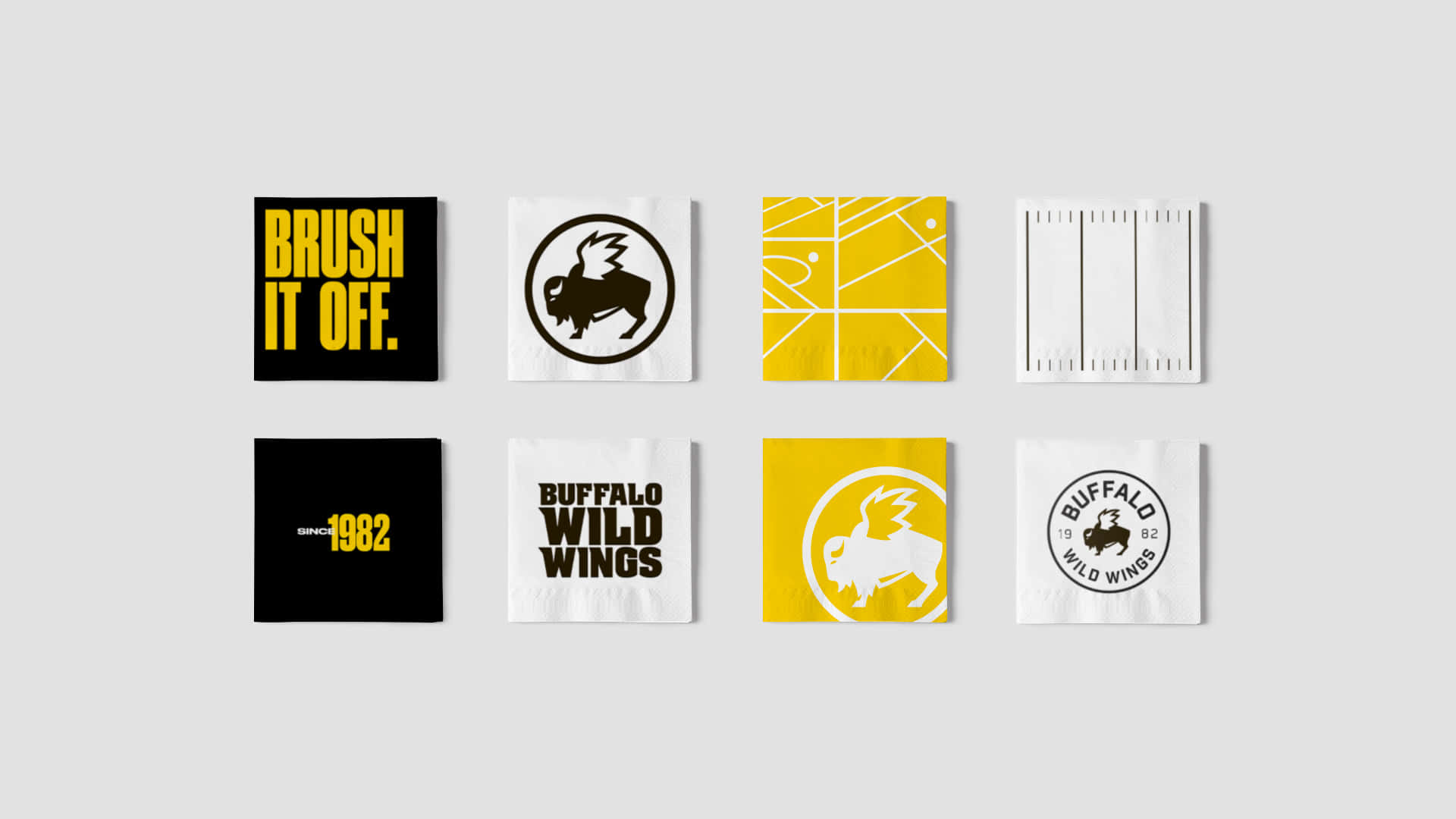 在Buffalo Wild Wings享用美味佳餚 壁紙 — 八張 Buffalo Wild Wings 品牌餐巾，黑色和黃色，在灰色背景上展示標誌、口號和設計。
